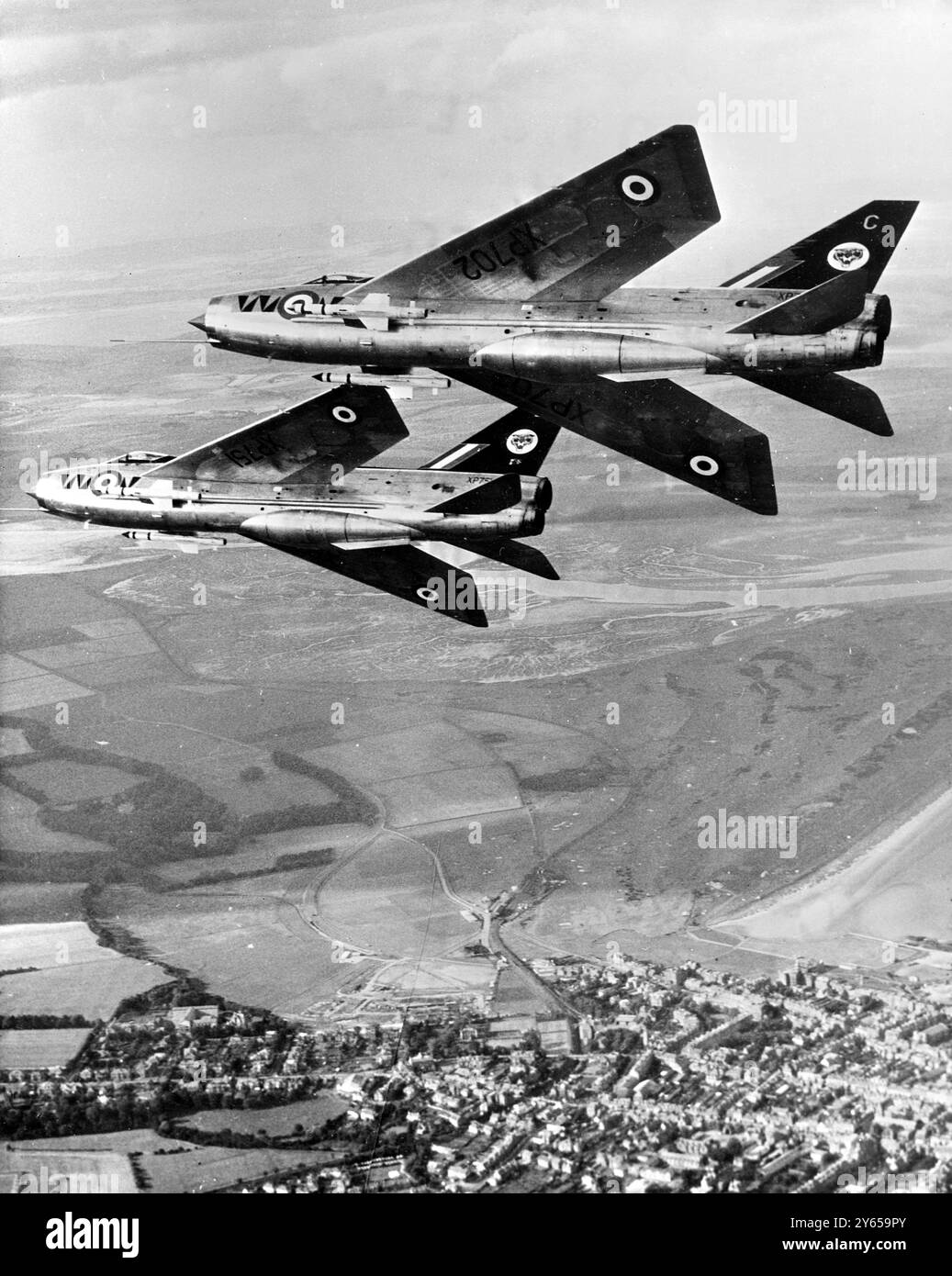 Nouveaux combattants de la RAF . Londres ; le dernier avion à entrer en service dans la Royal air Force est le Lightning F. Mark 3 monoplace de chasse tous temps, propulsé par 2 Rolls - Royce Avon Turbo - jets avec réchauffage. Fifeshire , Ecosse ; campagne écossaise tranquille le long du Firth of Forth a une dose mortelle de foudre dans l'air.... ' Lightning - F Mark III chasseurs de la Royal Air Force ' nouvellement en service avec le No . 74e Escadron à la base aérienne de Leuchars . L'avion doit remplacer les javelots pilotés par des unités de chasse de la RAF. 27 octobre 1964 Banque D'Images