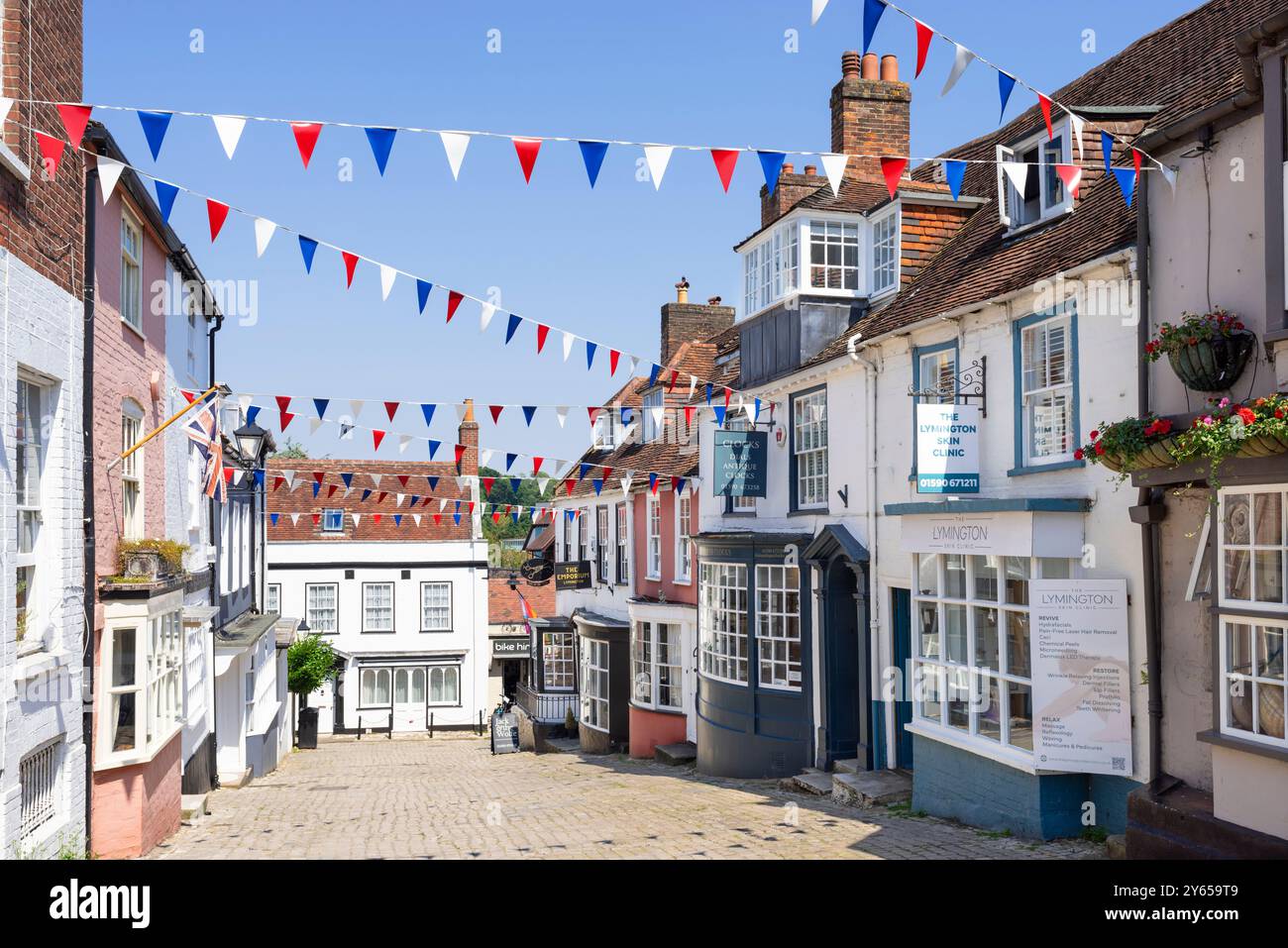 Lymington Hampshire - Lymington Quay Hill une rue escarpée avec Bunting dans Lymington Hampshire une ville dans la New Forest Hampshire Angleterre Royaume-Uni GB Europe Banque D'Images