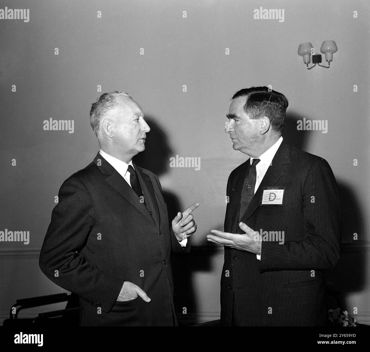 Le ministre français de la Défense M Pierre Messmer (à gauche) photographié lors de discussions avec le ministre britannique de la Défense , M. Denis Healey , au ministère de la Défense à Londres . 17 avril 1967 Banque D'Images