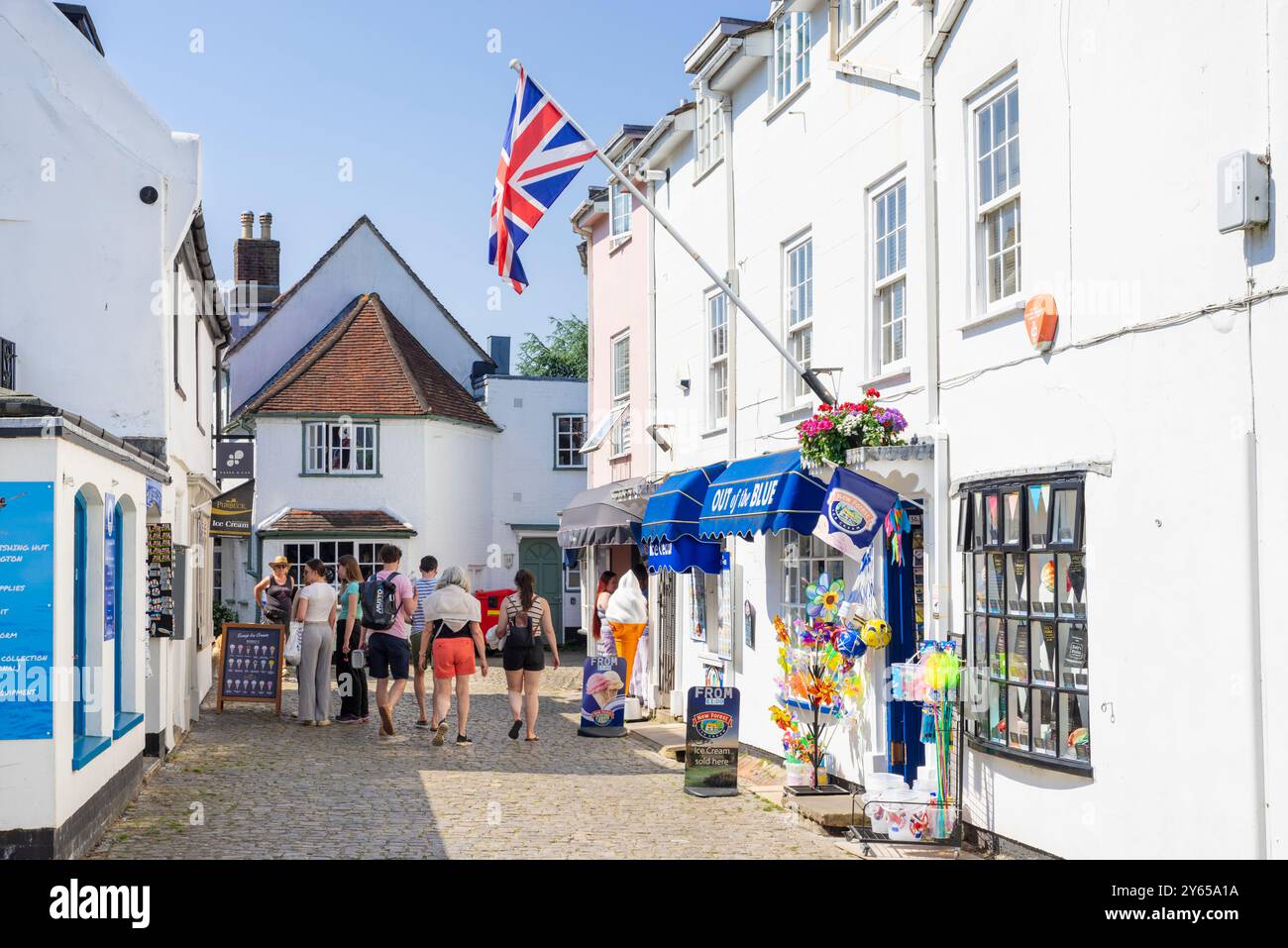 Lymington Quay Hill - les gens marchant le long de la colline pavée Quay une rue dans Lymington Hampshire New Forest Hampshire Angleterre Royaume-Uni GB Europe Banque D'Images