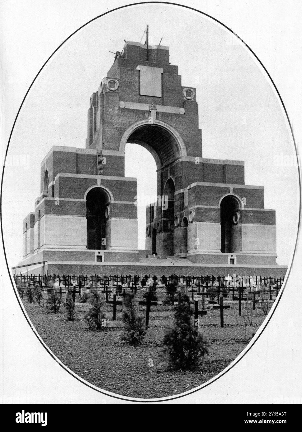 Dévoilé par le Prince de Galles , en présence du Président de la République française : le Mémorial des disparus à Thiepval , portant 73 357 noms . 30 juillet 1932 Banque D'Images