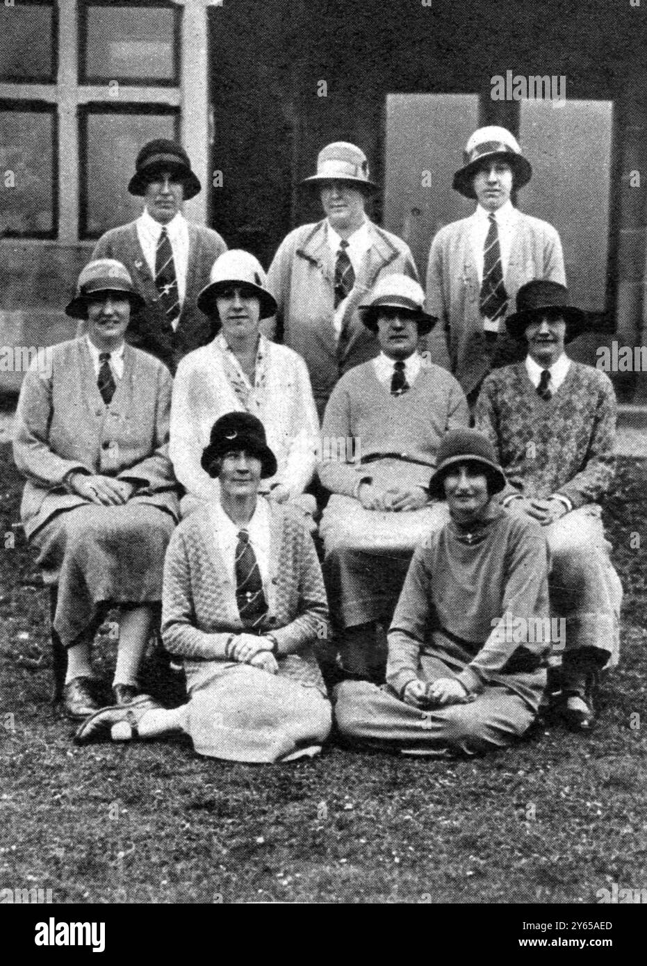 Équipe internationale de golf féminine . L'équipe anglaise ; gagnantes du championnat international de golf féminin à Troon en Écosse . Il s'agit de , rangée arrière ; Mlle Doris Chambers , Mme Temple Dobell , Mlle GR Bastin ; rangée du milieu , Mlle DR Fowler , Mlle Joyce Wethered , Mlle Cecil Leitch , Mme Cautley ; (rangée avant ) Mme Alan Macbeth , Mlle Joyce Winn , mai 1925 Banque D'Images