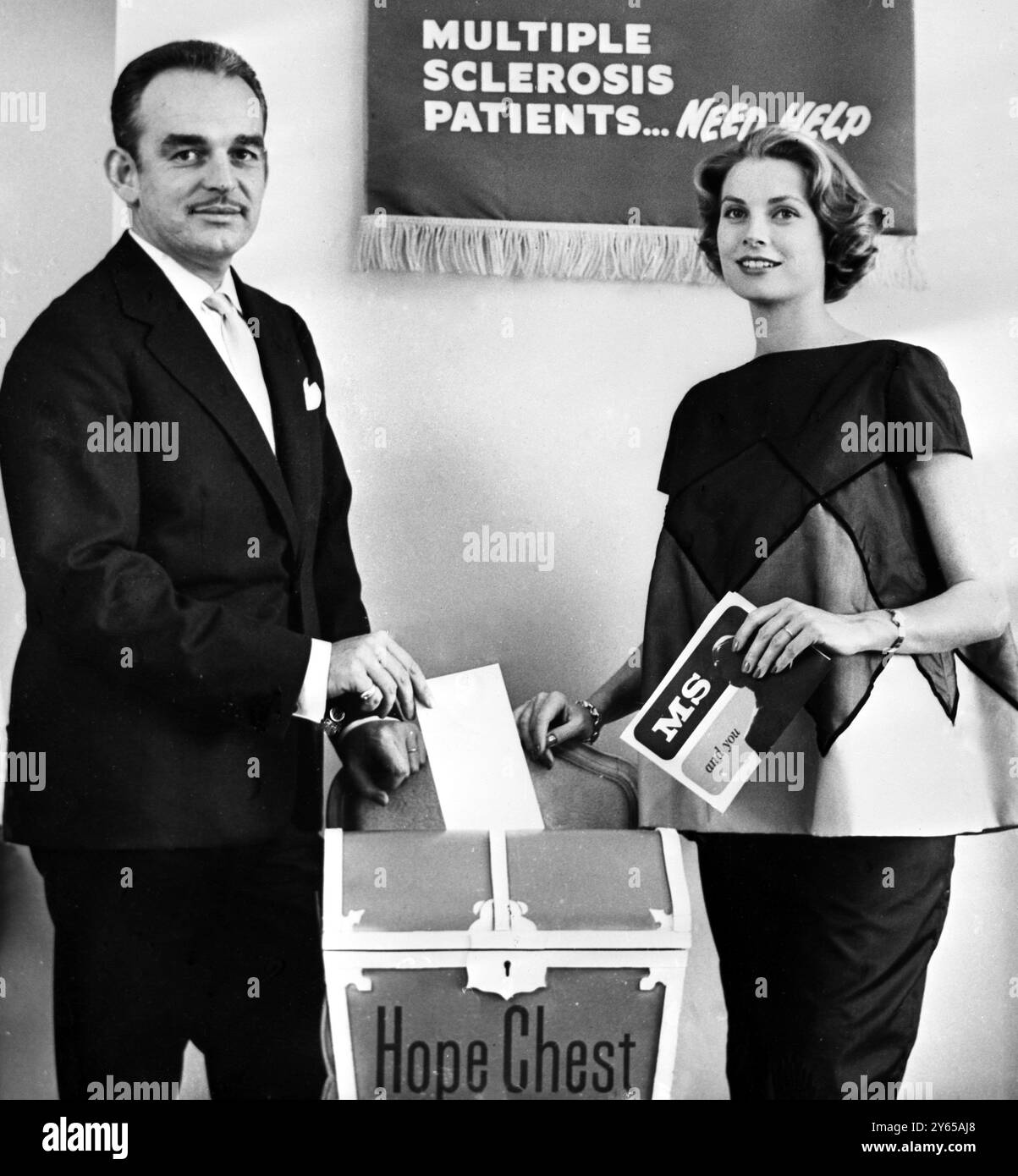 La princesse Grace de Monaco (anciennement Grace Kelly ) vêtue d'une élégante robe de maternité pose en souriant avec son mari le Prince Rainier III au Belmont Plaza Hotel de New York où ils ont voté dans la Hope Chest 1956 de la National plaque Sclerosis Society 12 octobre 1956 Banque D'Images