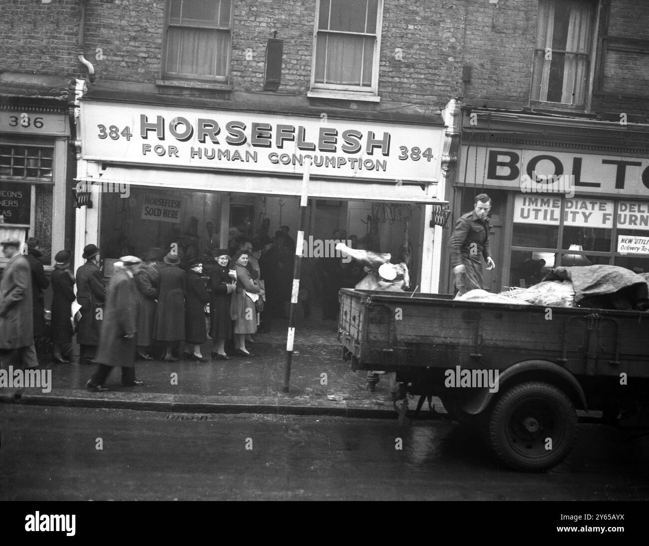 Les Londoniens font la queue pour la chair de cheval. Incapables d'obtenir leurs rations de viande du week-end , en raison de la grève des transports , les Londoniens ont fait la queue ce matin pour trouver de la chair de cheval devant un magasin de Brixton . 11 janvier 1947 Banque D'Images