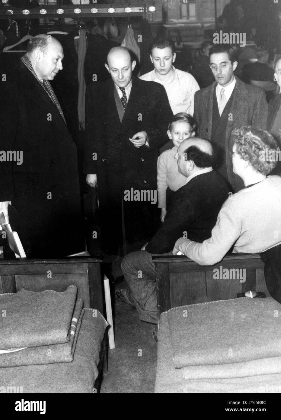 Le docteur Israel Goldstein , président du Congrès juif des Etats-Unis , est à Berlin , en Allemagne , pour un contrôle personnel de la situation des réfugiés juifs dans la ville des quatre puissances . Il a dit qu'il s'entretiendrait avec les autorités juives et de Berlin-Ouest pendant son séjour de trois jours. Le Dr Goldstein , vu ici à l'extrême gauche , parle à une famille de réfugiés juifs dans le camp de réfugiés juifs de Berlin-Ouest . Le deuxième en partant de la gauche est Heinz Galinski , président de la communauté juive de Berlin . 5 mars 1953 Banque D'Images