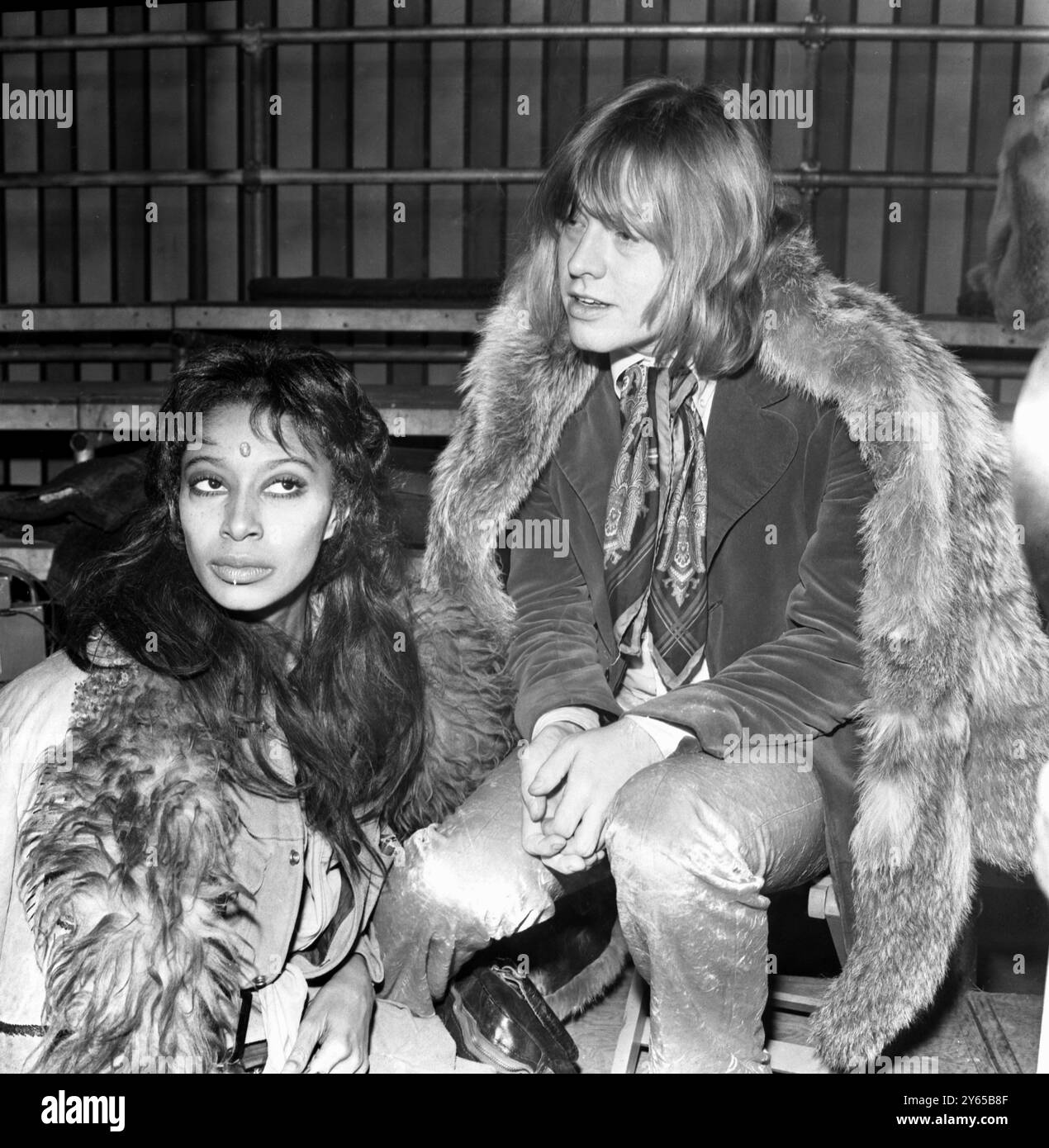 Rolling Stone Brian Jones et le mannequin américain Donyale Luna regardant les répétitions aux studios Intertel , Wembley pour le 'Rolling Stones' Rock 'n' Roll Circus Show ', un spectacle de télévision spectaculaire produit par le groupe. 10 décembre 1968 Banque D'Images