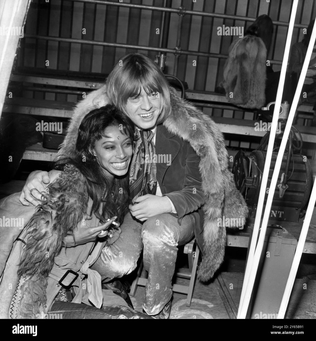 Rolling Stone Brian Jones et le mannequin américain Donyale Luna regardant les répétitions aux studios Intertel , Wembley pour le 'Rolling Stones' Rock 'n' Roll Circus Show ', un spectacle de télévision spectaculaire produit par le groupe. 10 décembre 1968 Banque D'Images