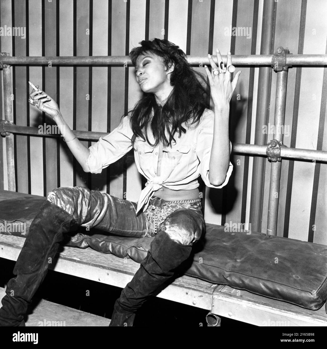 Le mannequin américain Donyale Luna regardant les répétitions aux studios Intertel , Wembley pour le 'Rolling Stones' Rock 'n' Roll Circus Show ', un spectacle de télévision spectaculaire produit par le groupe. 10 décembre 1968 Banque D'Images