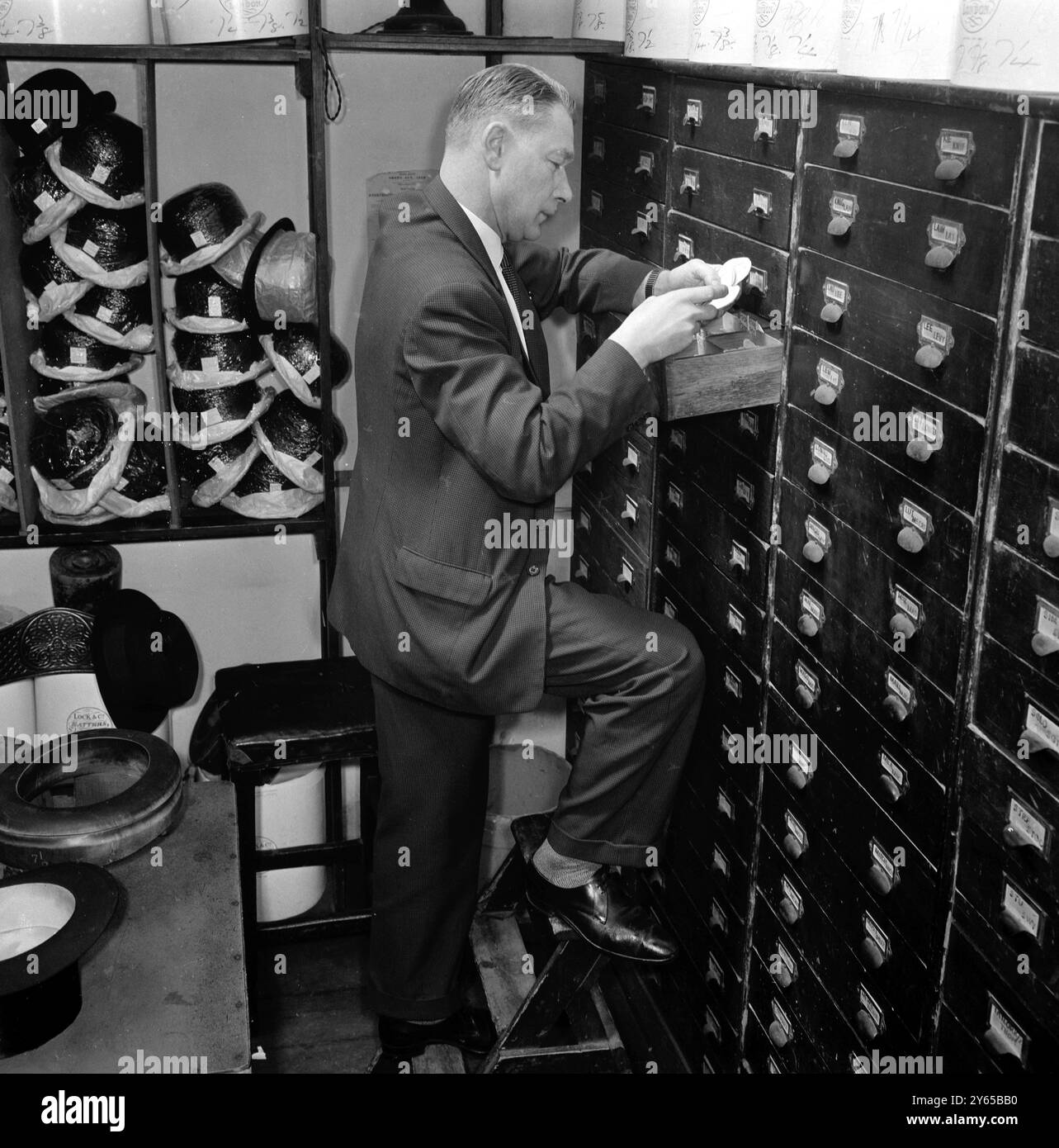 Le célèbre magasin de chapeaux de Londres Lock and Company dans St James's Street , Londres , Angleterre . Vu ici le système d'index des clients donnant des mesures et d'autres détails 26 mai 1965 Banque D'Images