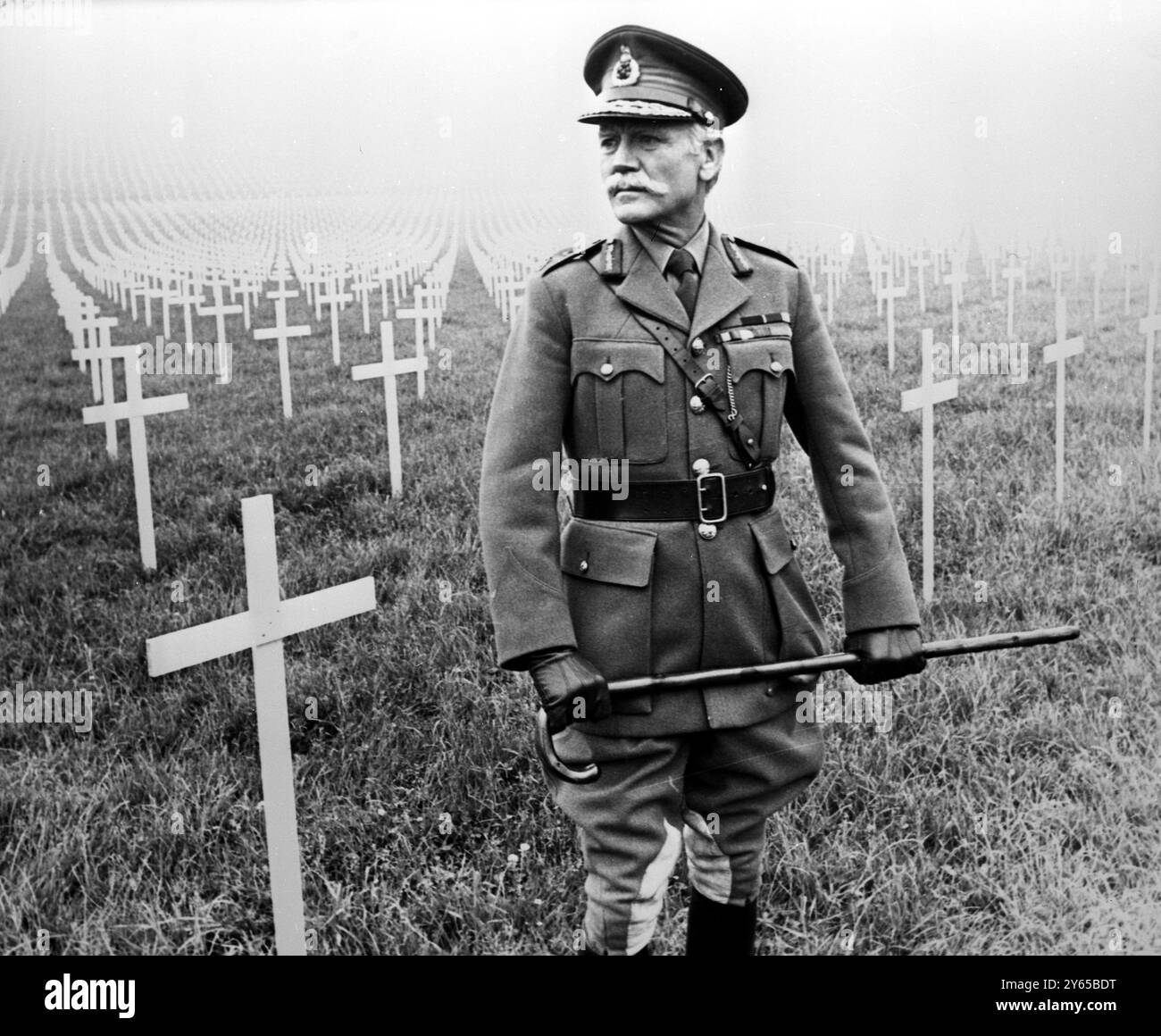 "OH What a Lovely War" - John Mills dans le rôle du maréchal Sir Douglas Haig au cimetière de guerre construit sur les Downs derrière Ovingdean 12000 croix sont utilisés. Brighton, Sussex, Angleterre - 10 juin 1968 Banque D'Images