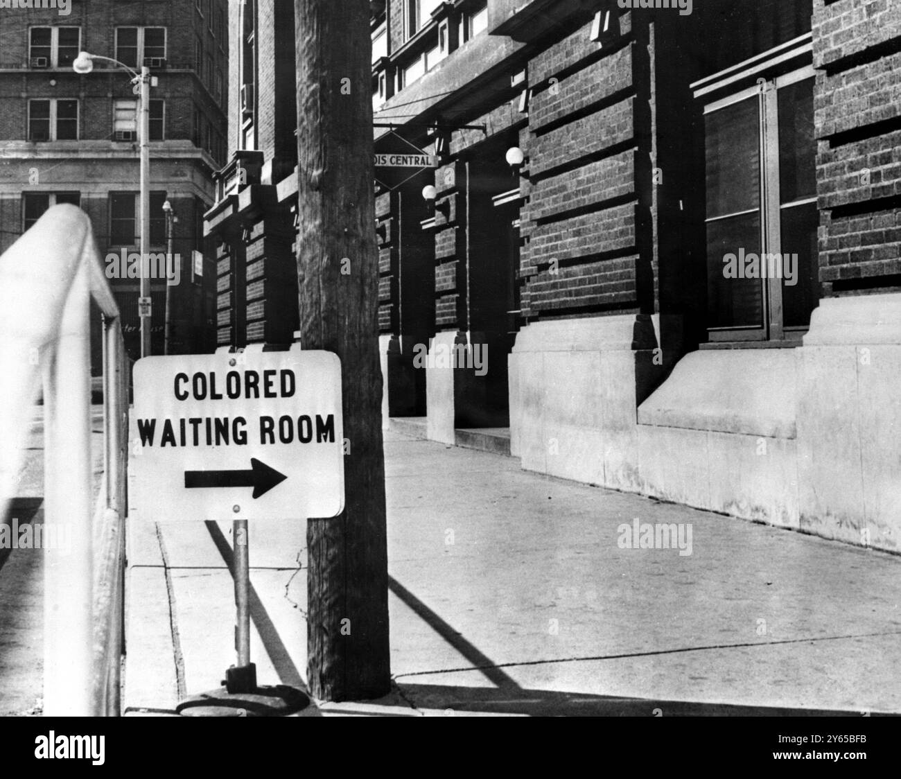 Le panneau de direction pour la salle d'attente pour les gens de couleur à la gare centrale de chemin de fer Illinios , USA . Photo prise le 22 septembre 1962 . Réédité le 28 mai 1968 Banque D'Images