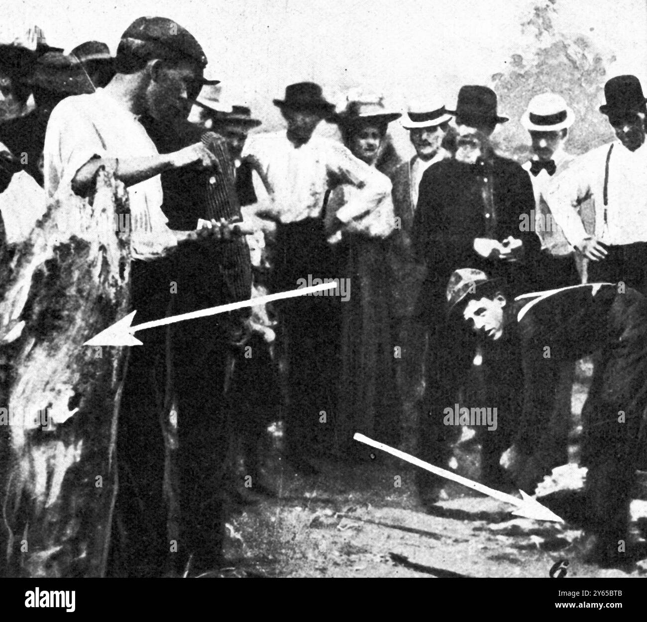 Lynch Law ; l'émeute raciale à Springfield, USA . - Couper des souvenirs de l'arbre sur lequel un homme noir a été pendu. - 1908 Banque D'Images