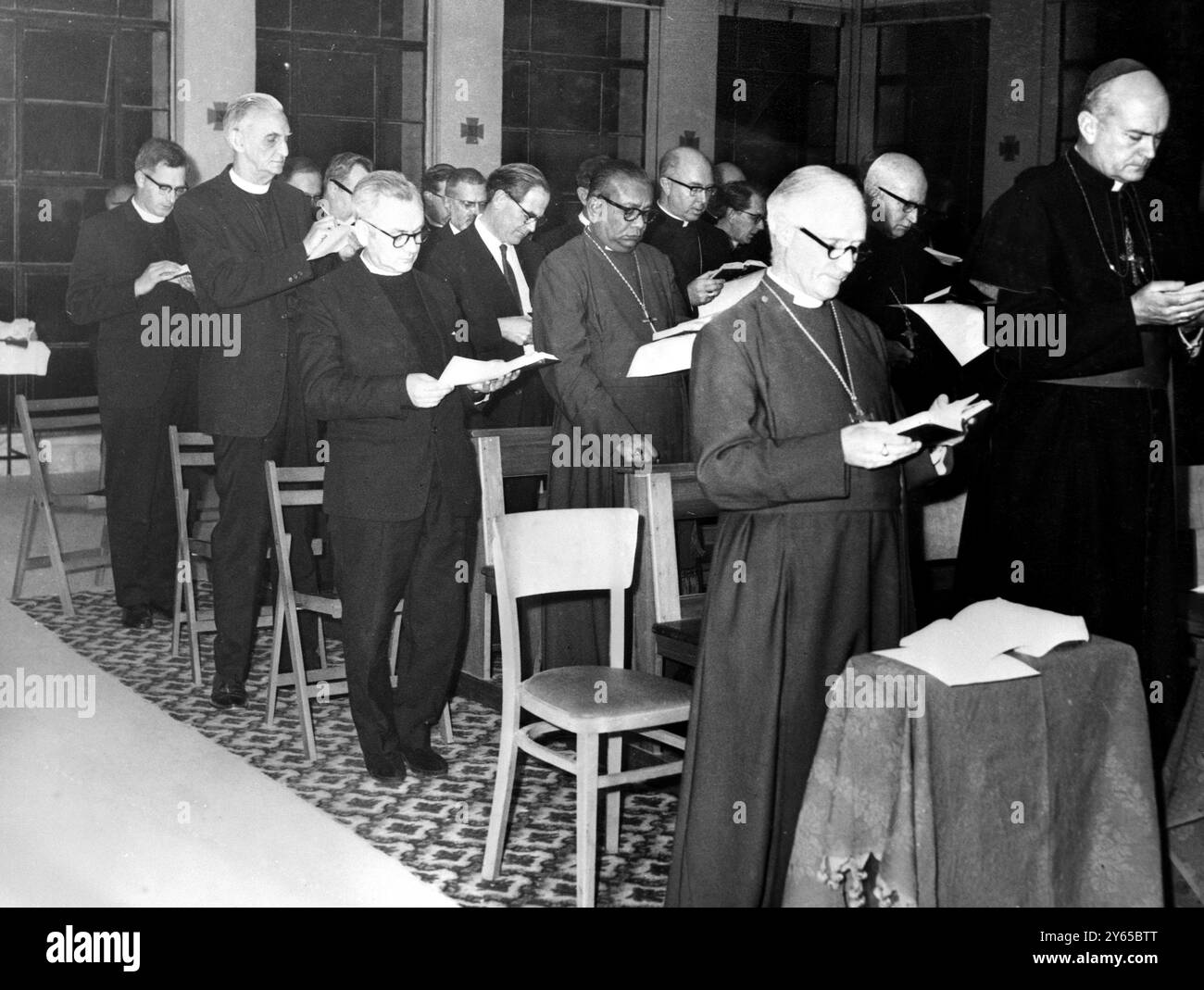 Malte : diriger les confessions mixtes dans la prière - Mgr Langton d Fox , évêque de Maura , auxiliaire de l'évêque catholique de Menevia (pays de Galles ) , à l'extrême droite et RT Rev J R J Moorman , évêque anglican de Ripon , Observateur anglican principal au concile Vatican II . Les deux participent actuellement aux pourparlers entre les membres catholiques et anglicans du Groupe mixte de la Commission préparatoire à Mount St Joseph . Les dirigeants anglicans et catholiques discutent de la restauration de la pleine unité entre l'Église catholique et la communion anglicane . 3 janvier 1967 Banque D'Images