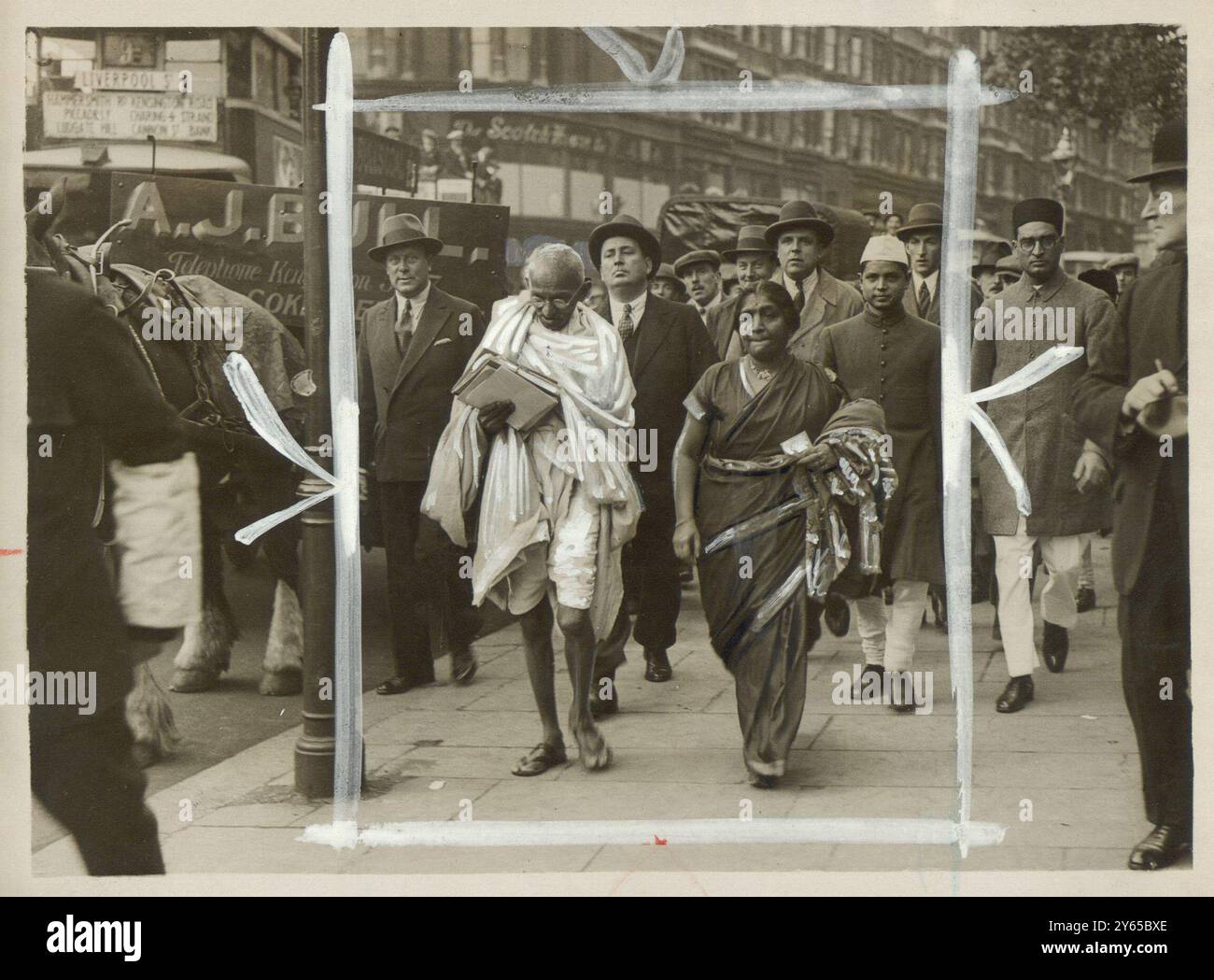 25 septembre 1931 Mahatma Gandhi , chef indien, a pris ses fonctions dans le quartier à la mode du West End de Londres, à Knightsbridge , afin d'être plus proche du palais James , où se tient la conférence de la table ronde indienne. Photo avec In Knightsbridge avec sa femme Kasturba Gandhi Banque D'Images