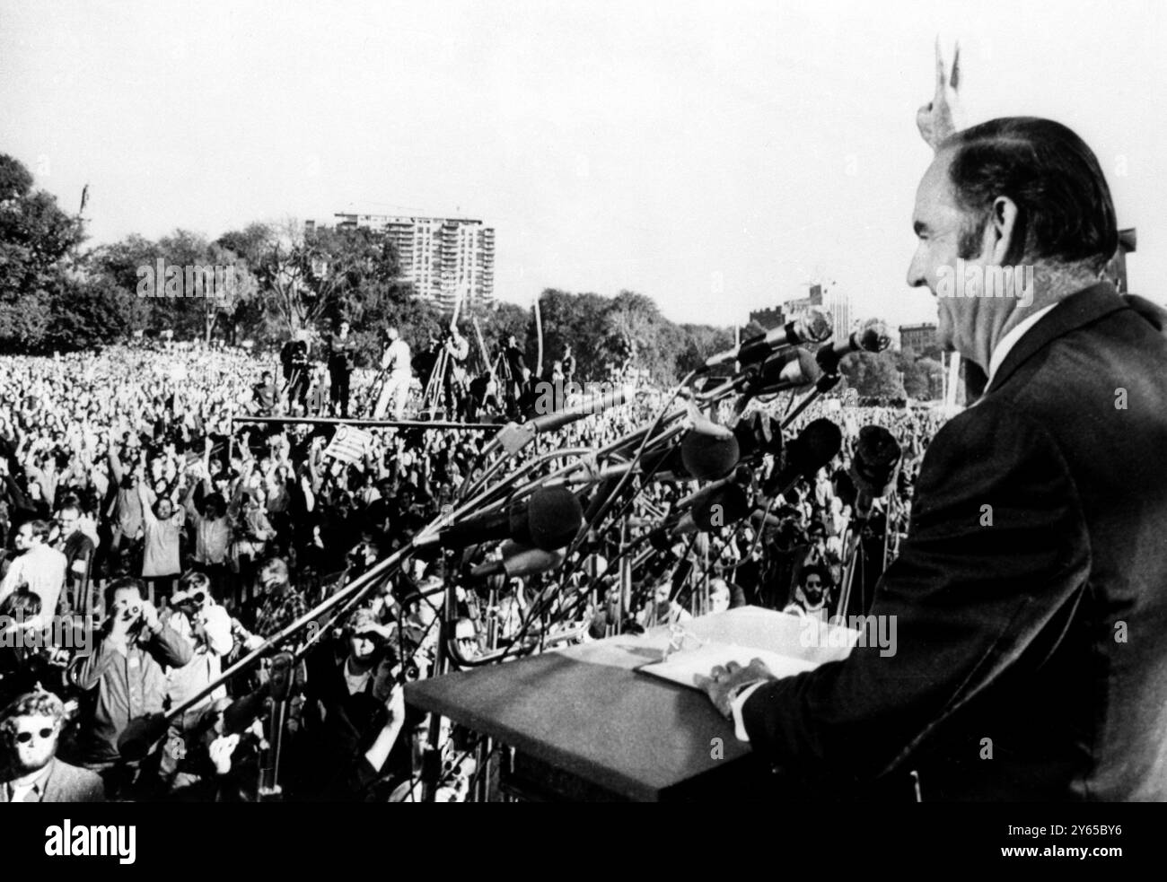 Le sénateur George McGovern donnant le signe de la victoire alors qu'il s'adressait à environ 100 000 personnes lors du rassemblement du moratoire du Vietnam commun de Boston le 15 octobre 1969. McGovern a exhorté l'administration Nixon à ' accélérer le rythme effroyablement lent du retrait ' du Vietnam . Banque D'Images
