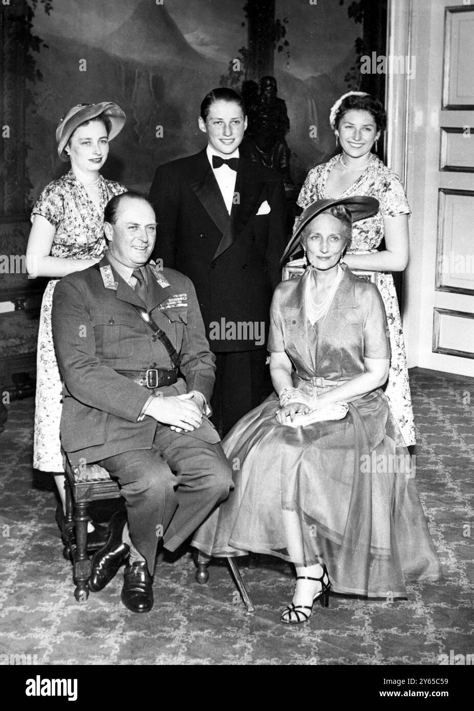 Cette photo du roi Olav de Norvège, de la reine Maertha et de leurs trois enfants a été prise en relation avec l'héritier , confirmation du prince Harald en mai 1953 princesse Ragnhild princesse Astrid Harald V de Norvège Banque D'Images