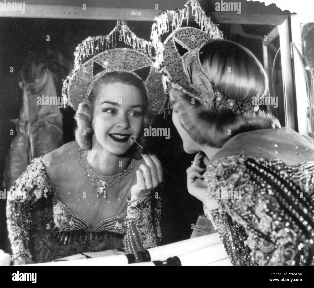 La canadienne Barbara Ann Scott met la touche finale à une autre performance à la Hollywood Ice revue au Madison Square Gardens , New York . La star olympique canadienne , un as sur patins depuis l'âge de dix ans , dirige l'émission qui a mis en vedette Sonja Heinie pendant 14 ans . 28 janvier 1952 Banque D'Images