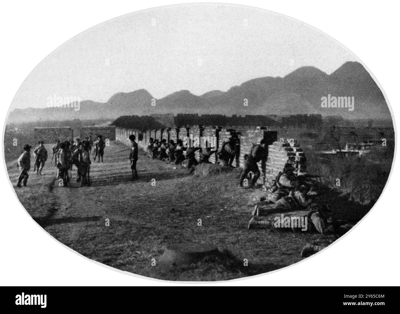 La Grande Muraille une fois de plus une ligne de défense chinoise contre une avancée de Mandchourie : l'infanterie chinoise bordant les anciens remparts . 1932 Banque D'Images