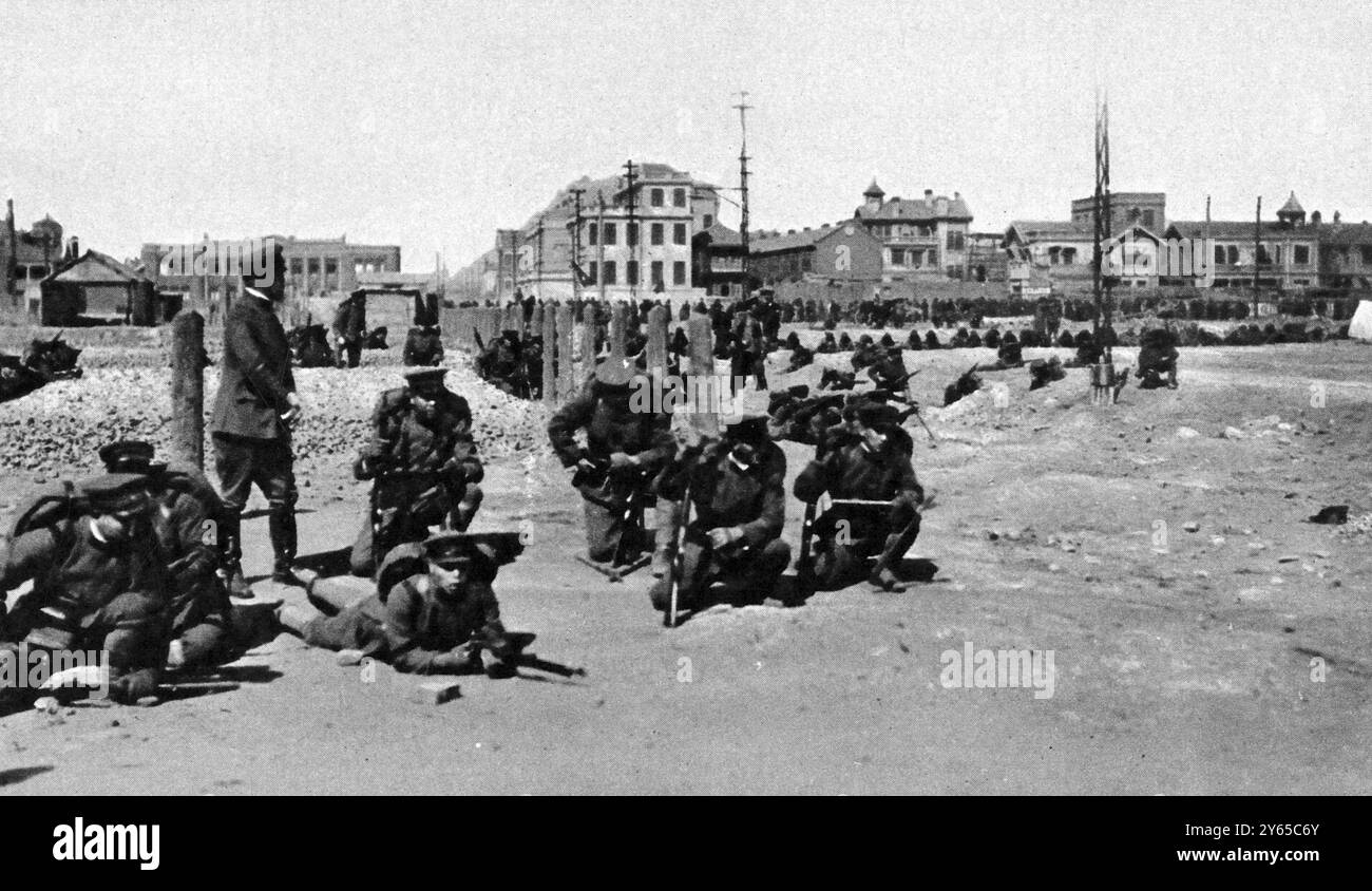 Les Japonais dans une banlieue de Harbin : des troupes avançant pour prendre le contrôle de la ville , occupée le 5 février 1932 . Banque D'Images