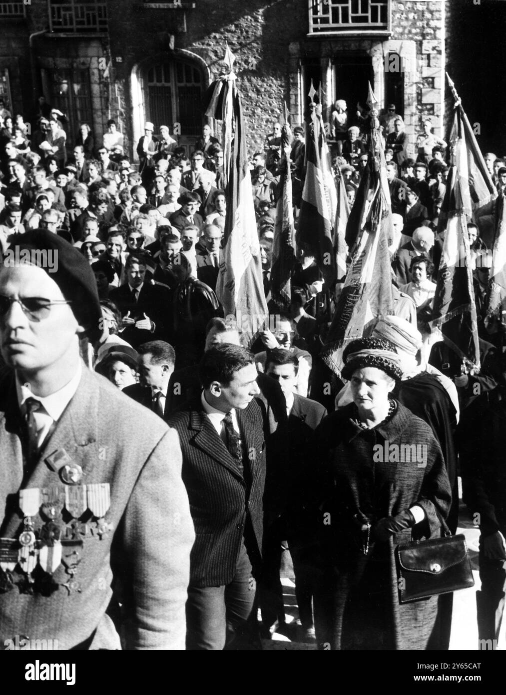 Pour guérir de vieilles blessures - une messe Chartres France - 15 000 personnes ont participé à un pèlerinage à Chartres pour prier pour la réconciliation de la grande fracture en France entre les factions pro - et anti - OEA. La femme à la tête de cette colonne est la veuve du maréchal de Lattre de Tassigny , célèbre commandant des forces françaises en temps de guerre et en extrême-Orient. La messe dans la cathédrale a été célébrée par Mgr Rhodier , aumônier général des prisons - où de nombreux partisans de l'OEA purgent encore des peines. 1er octobre 1963 Banque D'Images