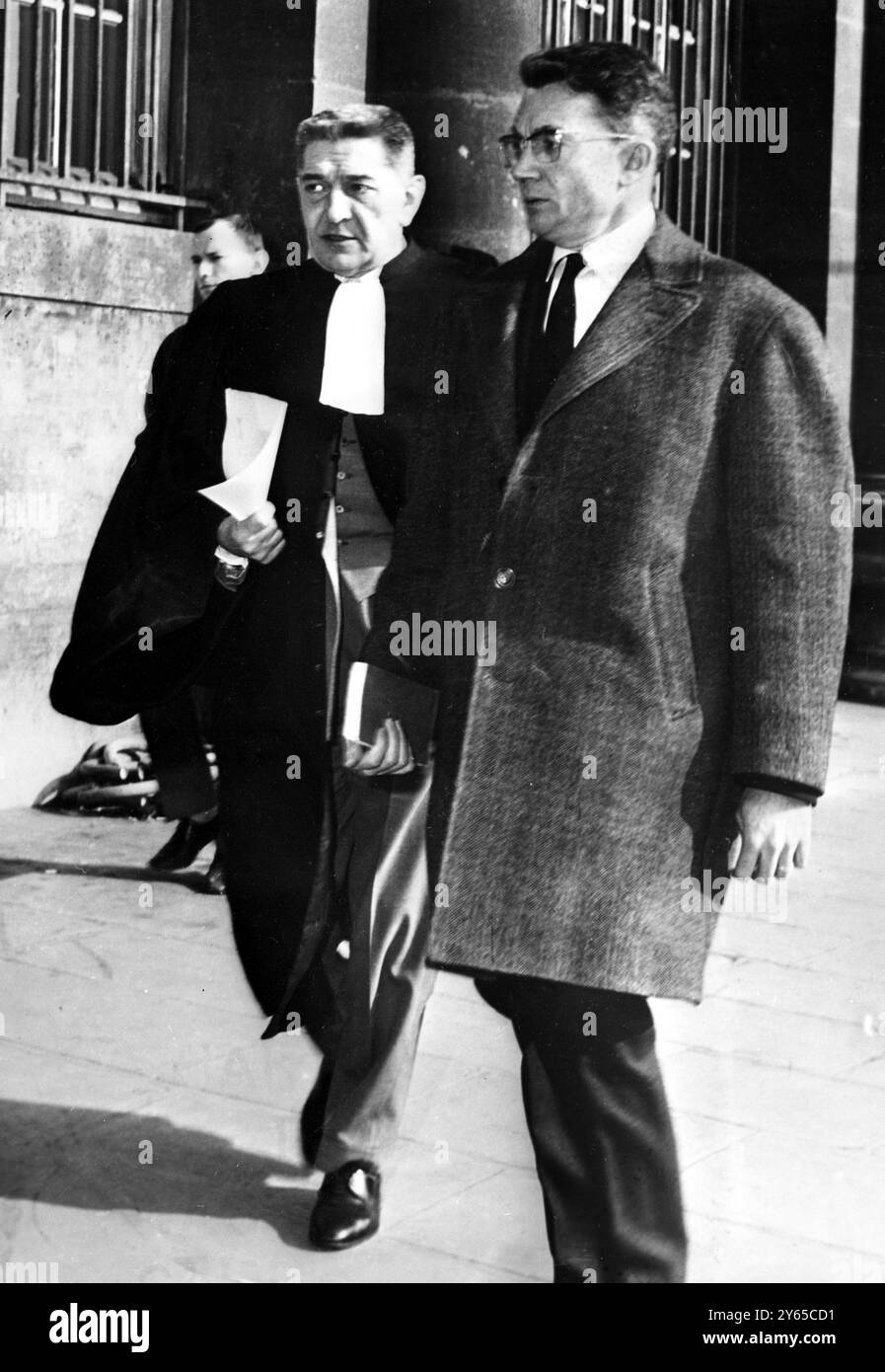 Paris France - photo sortant de Justice Hall , Tixier Vignancourt et Lecoroller choisis par CL Argoud, le chef de l'organisation OEA récemment arrêtée, pour sa défense. L'ex-colonel Antoine Argoud (47 ans) a été officiellement inculpé hier à Paris de complot contre la sécurité de l'Etat lors du putsch d'avril 1961 à Alger. Argoud a été retrouvé attaché et meurtri dans une camionnette à l'extérieur de la cathédrale notre-Dame le 26 février 1963 28 février 1963 Banque D'Images