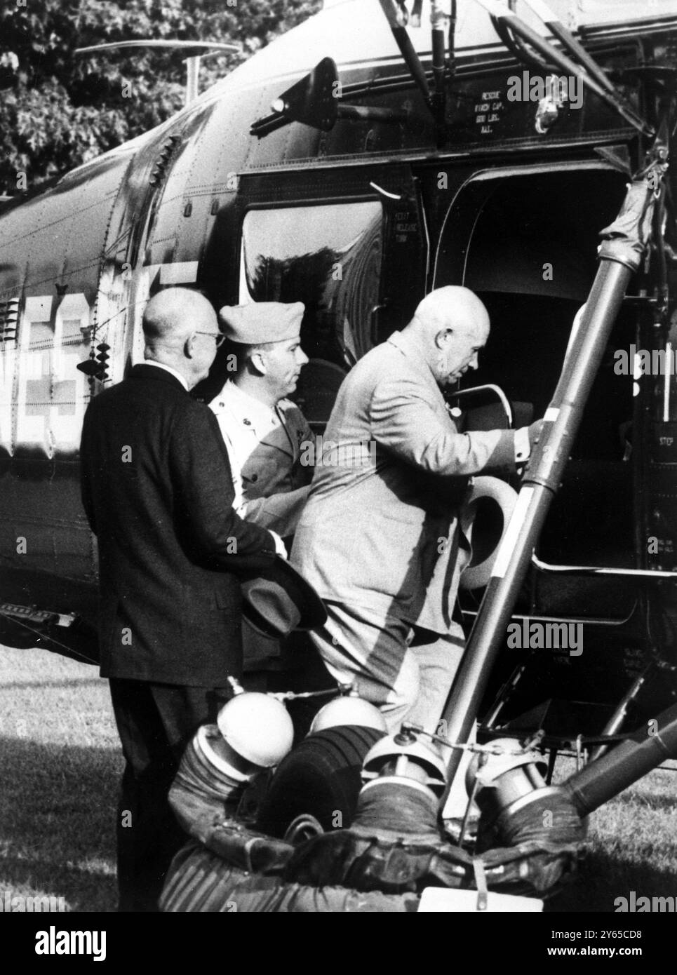 Nikita Khrouchtchev et le président Eisenhower alors qu'ils montent à bord d'un hélicoptère sur la pelouse à la Maison Blanche à Washington pour voler à Camp David, Maryland pour le début de leurs pourparlers . 25 septembre 1959 Banque D'Images