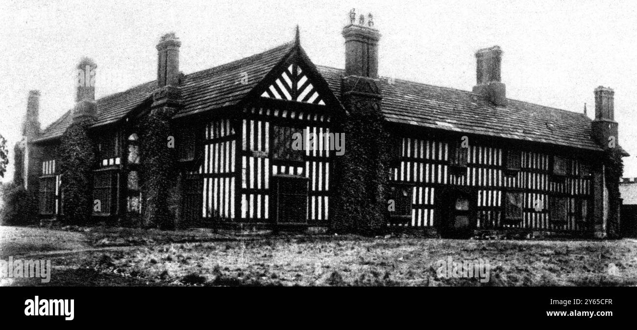 Agecroft Hall à Pendlebury dans le Lancashire 18 mai 1929 Agecroft Hall est un manoir élisabéthain connu pour ses boiseries richement sculptées et ses vitraux, certains portant les armes de Jean le Gand. Il a été acheté par un américain T C Williams aux propriétaires originaux, la famille Langley . Il l'a démantelé et réérigé à Richmond, en Virginie Banque D'Images