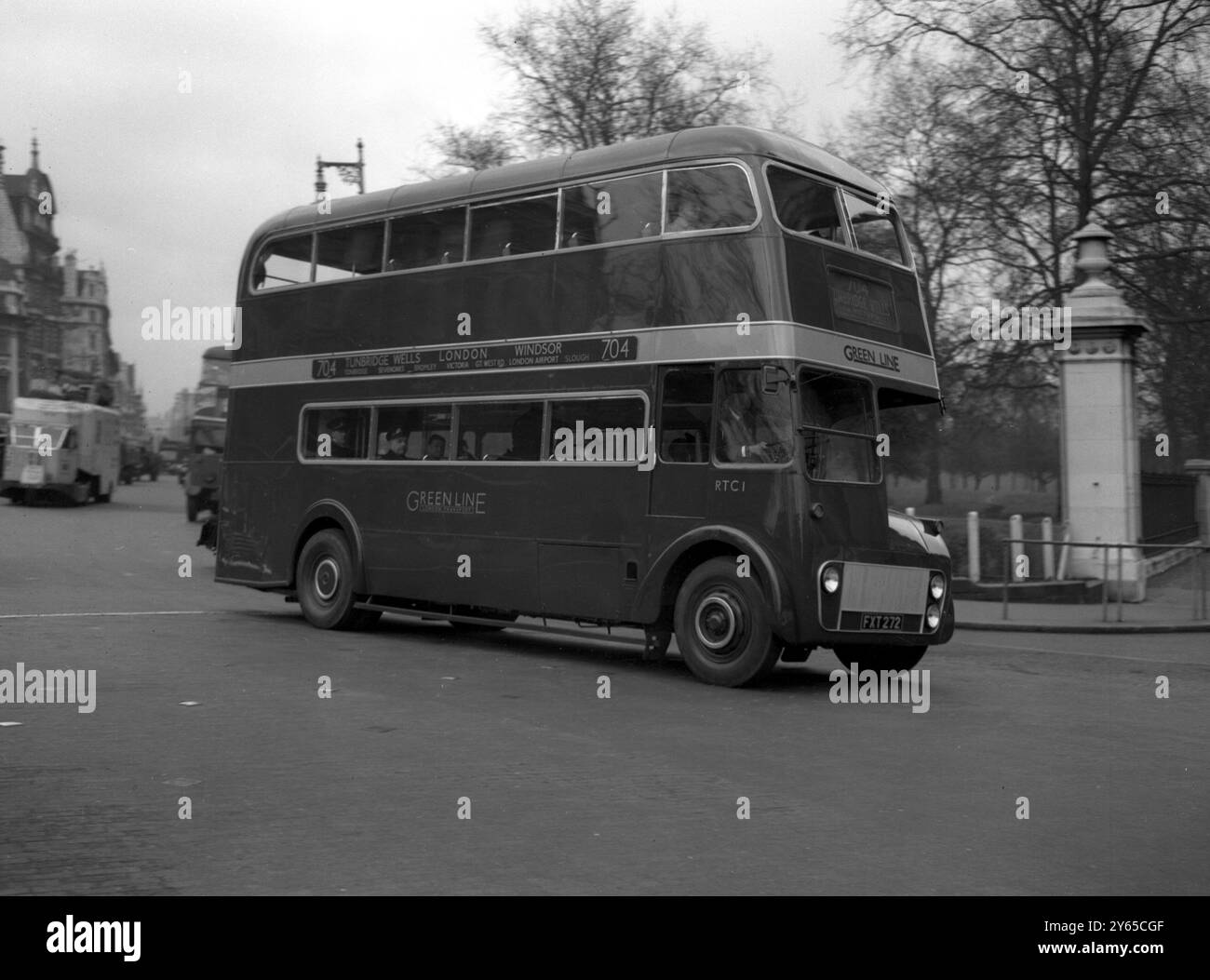 Vue latérale de la nouvelle ligne de ruisseau Green Line double Decker vu à Hyde Park Corner sur le chemin de Tunbridge Wells, Kent, Angleterre . 1er février 1949 Banque D'Images