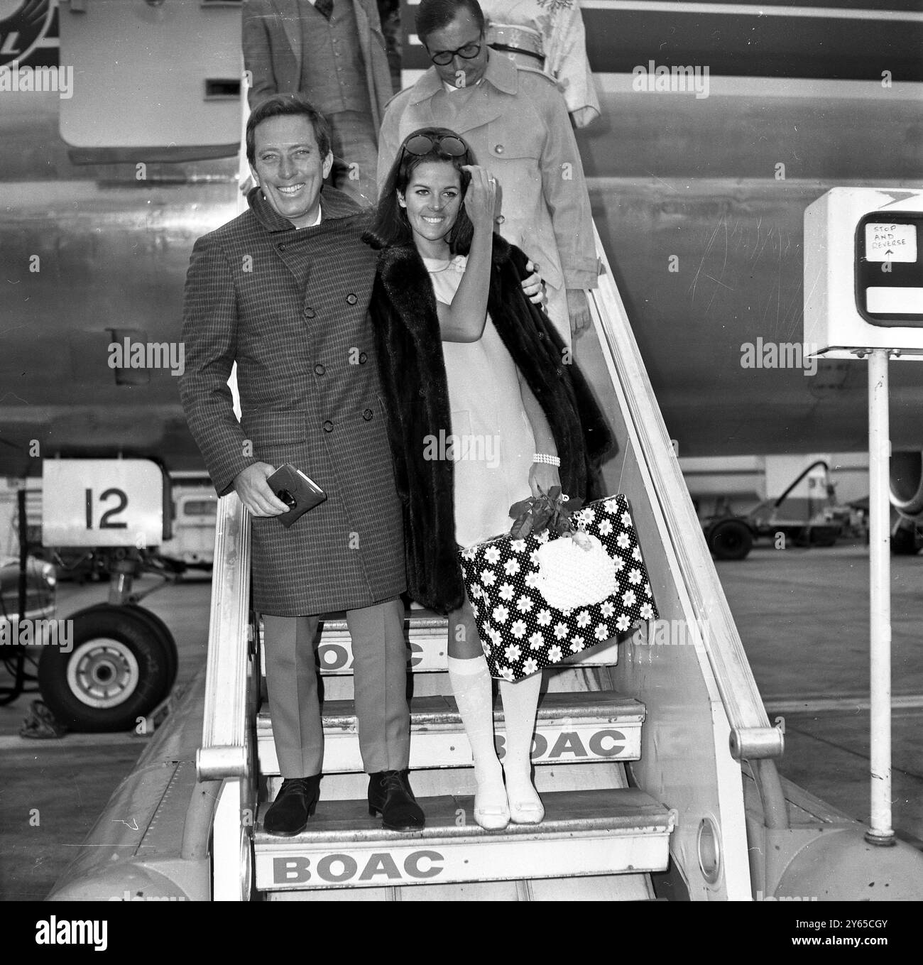 Le chanteur Andy Williams (à gauche) et son épouse l'actrice française Claudine Longet arrivent à l'aéroport de Londres de sa première tournée européenne. 16 mai 1968 Banque D'Images