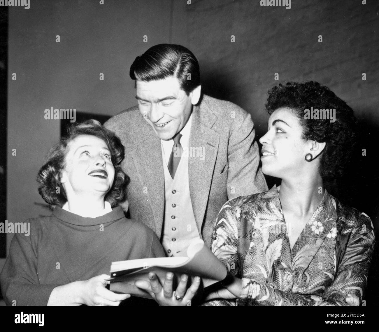 Répéter à Londres pour la pièce de télévision "Georgia Story" sont de gauche à droite Joyce Redman , qui joue l'actrice Fanny Kemble ; Robert Beatty , qui joue le mari de Fanny Pierce Butler et Mahala David , qui joue le rôle de Psyche . 30 décembre 1954 Banque D'Images