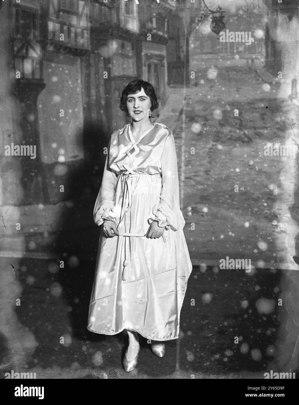 La pantomime, ' Babes in the Wood ' au théâtre Aldwych . Mademoiselle Edith Drayson : Maid Marion. années 1920 Banque D'Images