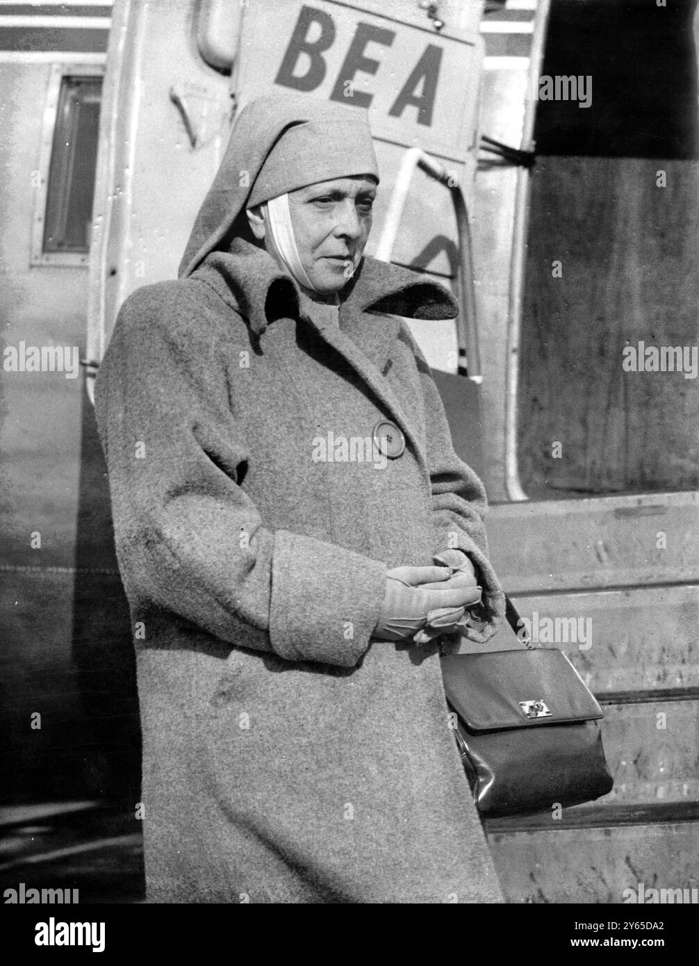 SAR la princesse Alice de Grèce photographiée alors qu'elle montait à bord d'un avion BAE à l'aéroport Northolt pour Rome. Elle est sur son chemin de retour à Athènes après une visite privée en Angleterre. La princesse est une religieuse , qui vit normalement une vie religieuse sur une île de la mer Égée . Elle aura 68 ans la semaine prochaine. 20 février 1953 Banque D'Images