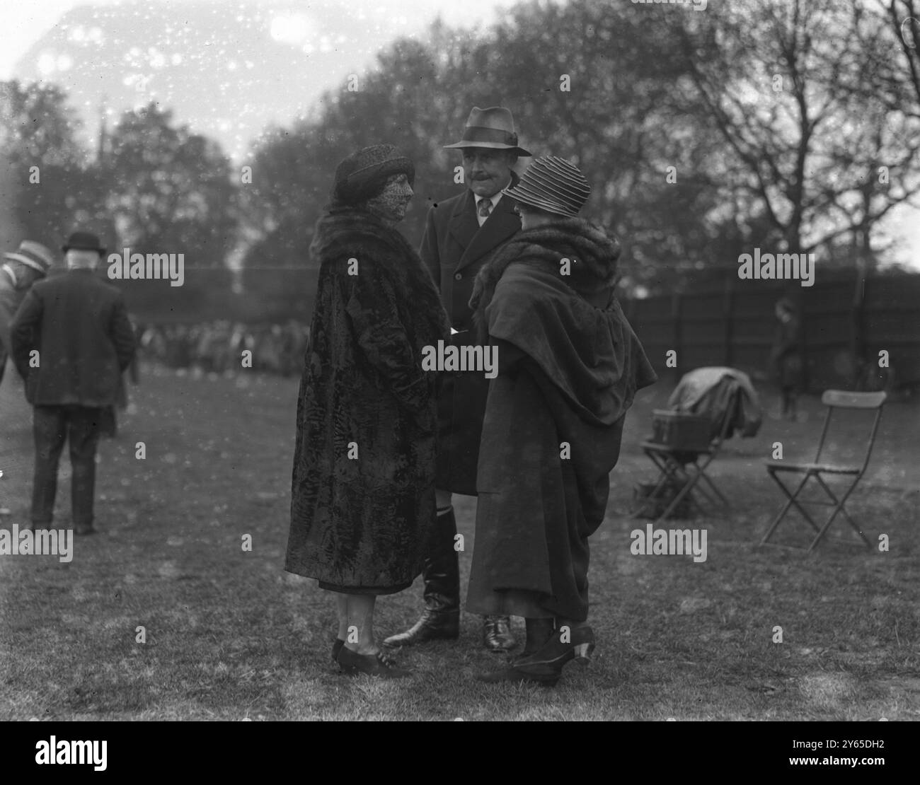 Polo au Hurlingham Club , Londres . Mme Strawbridge , la célèbre socialite américaine , salue de vieux amis à Hurlingham le 5 mai 1921 Banque D'Images