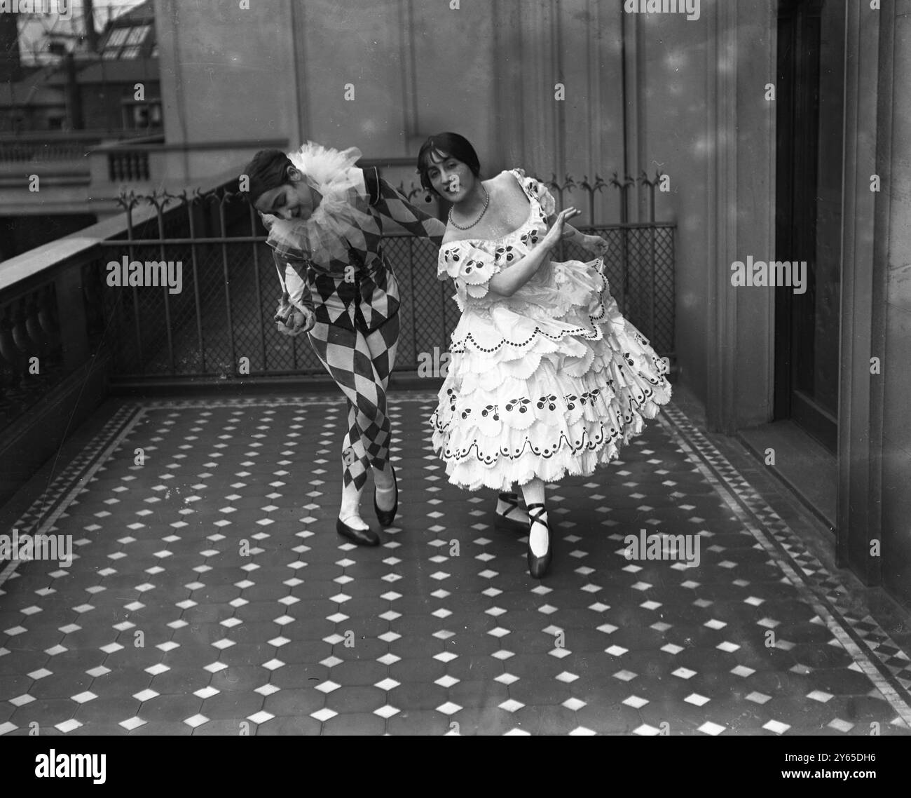Concert à Carlton House Terrace en faveur du Fonds pour les enfants des soldats français Mlle Dimitriu ( Columbine ) et Mlle Caryatis ( Arlequin ) 1914 - 1918 Banque D'Images