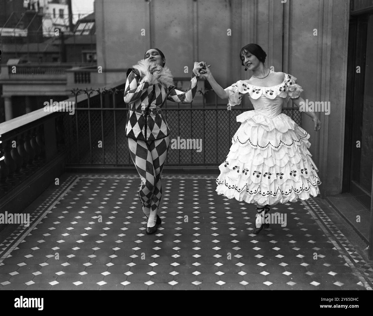Concert à Carlton House Terrace en faveur du Fonds pour les enfants des soldats français Mlle Dimitriu ( Columbine ) et Mlle Caryatis ( Arlequin ) 1914 - 1918 Banque D'Images