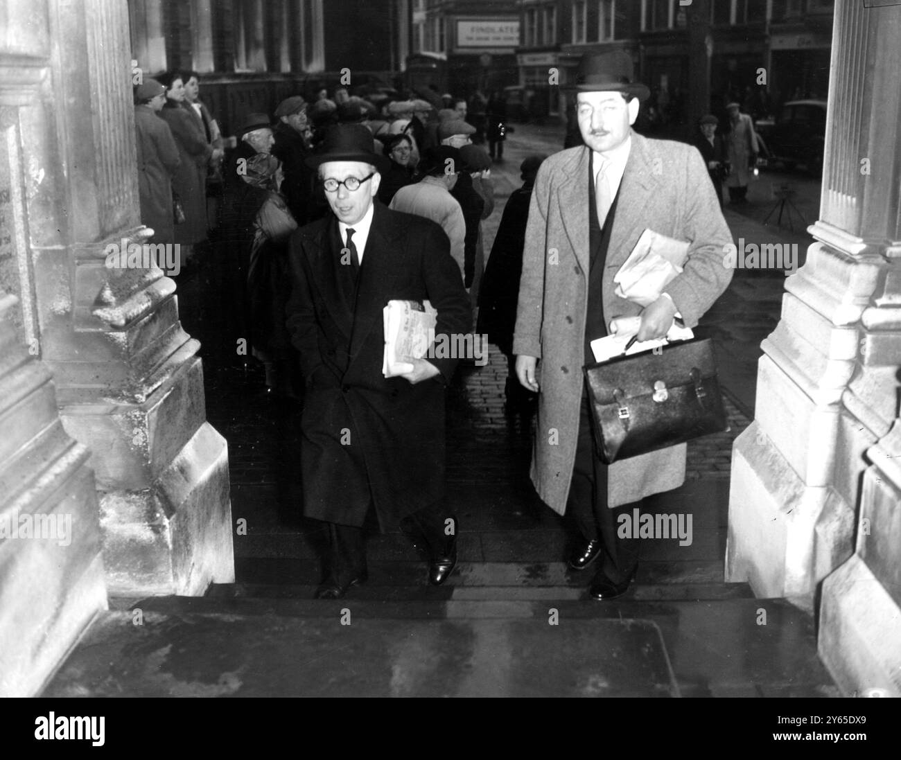 M. Leigh Taylor (à droite) accompagne M. Geoffrey Lawrence QC qui défendra conjointement le Dr John Bodkin Adams avec M. Edward Clarke , lorsqu'ils arriveront au tribunal de première instance d'Eastbourne où s'est ouverte l'audience contre le Dr Adams . Le Dr Adams , 57 ans, médecin d'Eastbourne , est accusé du meurtre d'une patiente , Mme Edith Alice Morrell , le 14 janvier 1957, le jour de novembre 1950 Banque D'Images