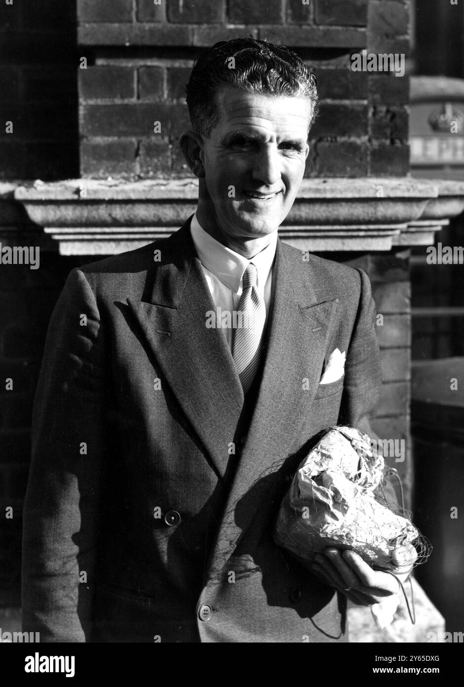 Inspecteur-détective Brynley Pugh , chef du Département des enquêtes criminelles d'Eastbourne , vu à Eastbourne où il devait témoigner lors de l'audience de l'accusation de meurtre contre le Dr John Bodkin Adams . Adams est accusé du meurtre de Mme Edith Alice Morrell , 81 ans , en 1950 . La Couronne dit qu'il a également tué Mme Gertrude Hullett et M. Alfred Hullett et en a profité sous leur testament. 23 janvier 1957 Banque D'Images