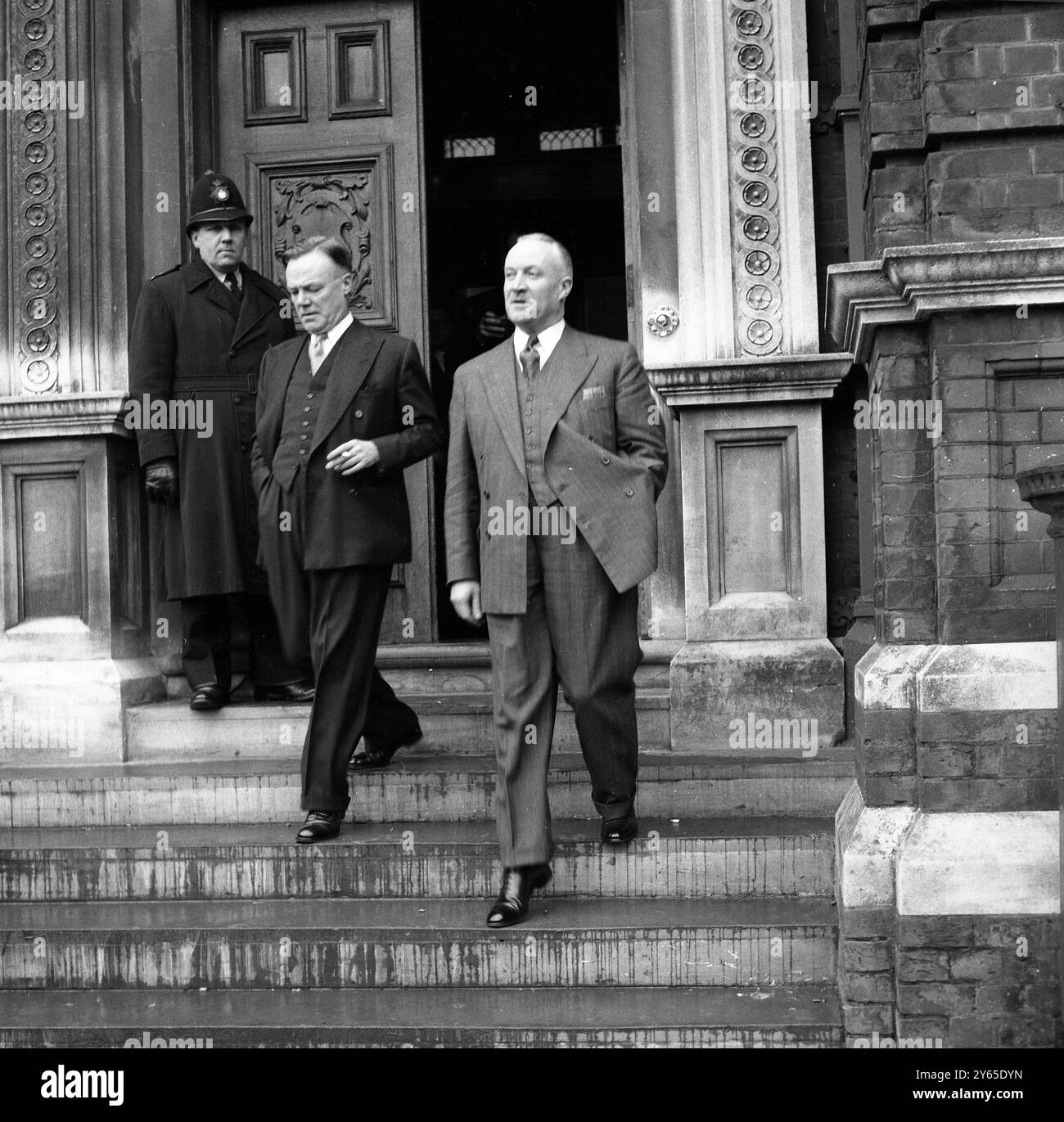 Le Dr John Bodkin Adams , accusé de meurtre, est traduit devant le tribunal de première instance d'Eastbourne 14 janvier 1957 L'avocat du procureur , M. Melford Stevenson , gauche et l'inspecteur Hannam de Scotland Yard , qui a arrêté le Dr Adams , sont vus quitter le tribunal de première instance pour la pause déjeuner pendant l'audience préminiaire . Banque D'Images