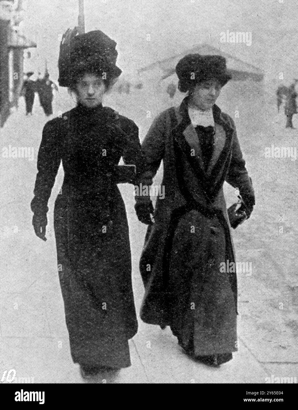 Survivants du Titanic sauvés par la Carpathie : Une hôtesse de l'air Titanic et (à droite) Mme Slocumbe , gérante du bain turc du navire Banque D'Images