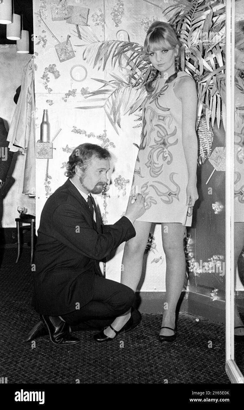 Irvine Sellar a ouvert une nouvelle boutique dans Wardour Street , Soho . Dans la boutique , une fille peut acheter une robe en papier pour quinze shillings et la faire peindre en attendant , à sa propre conception , pour un coût total de quarante-cinq shillings ou acheter une nouvelle robe en lin pour cinq guinées , ou huit guinées peintes . Ce modèle montre le mannequin Jackie Lewis , 20 ans , vêtu d'une robe en lin . 22 mars 1967 Banque D'Images