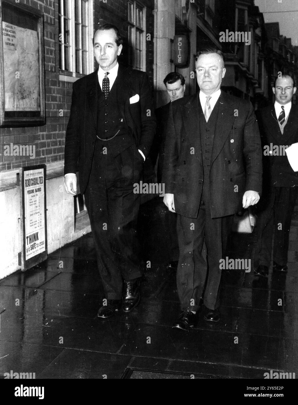 Le procureur , M. Melford Stevenson , à gauche et l'inspecteur-détective Hannam de Scotland Yard , qui a arrêté le Dr Adams , sont vus quitter le tribunal de première instance pour la pause déjeuner pendant l'audience préliminaire . Le Dr John Bodkin Adams est accusé du meurtre de Mme Edith Morrell le 14 janvier 1957 Banque D'Images