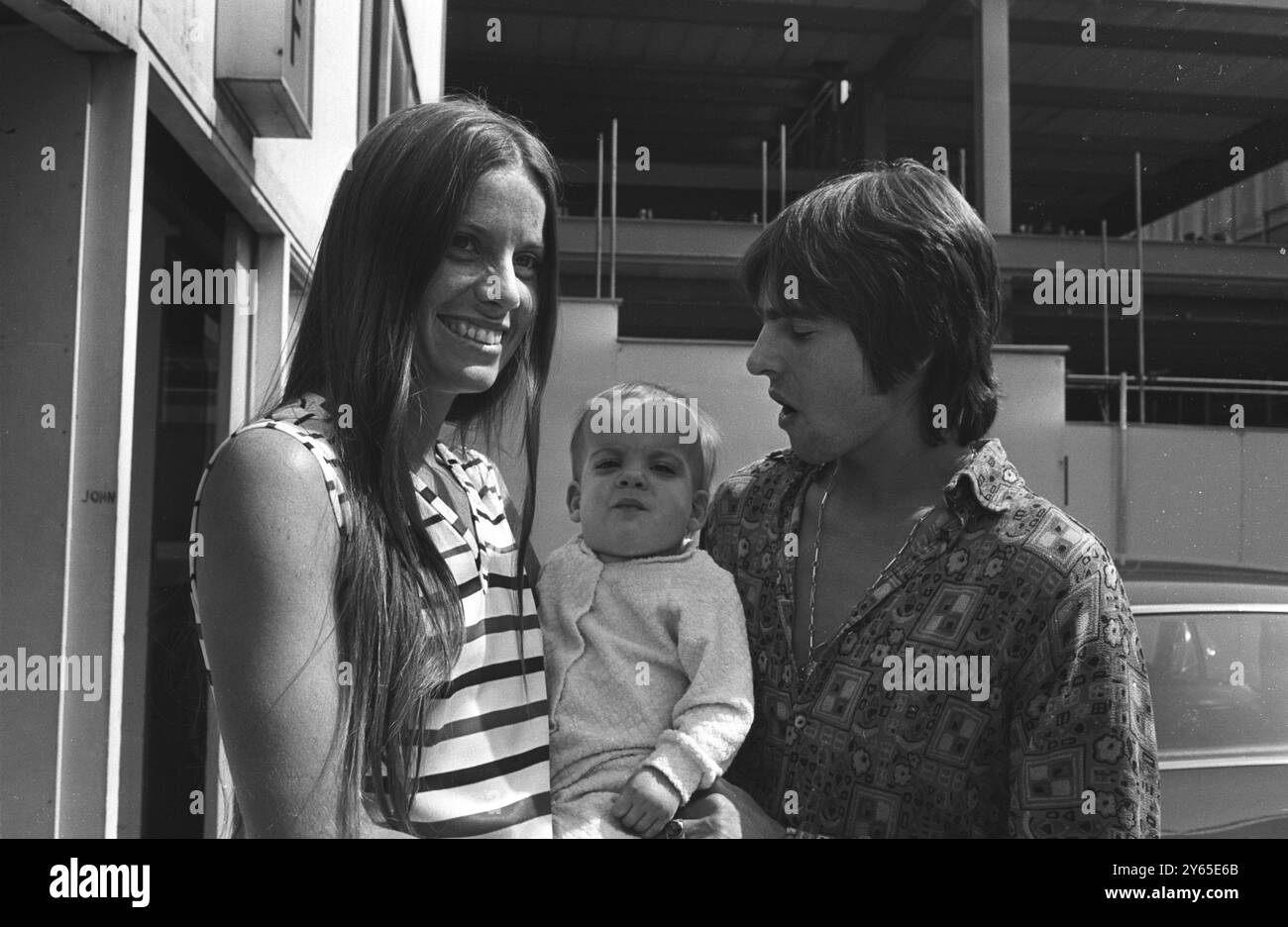 Davy Jones des Monkees avec sa femme Linda et sa fille Talia Elizabeth 7 août 1969 Banque D'Images