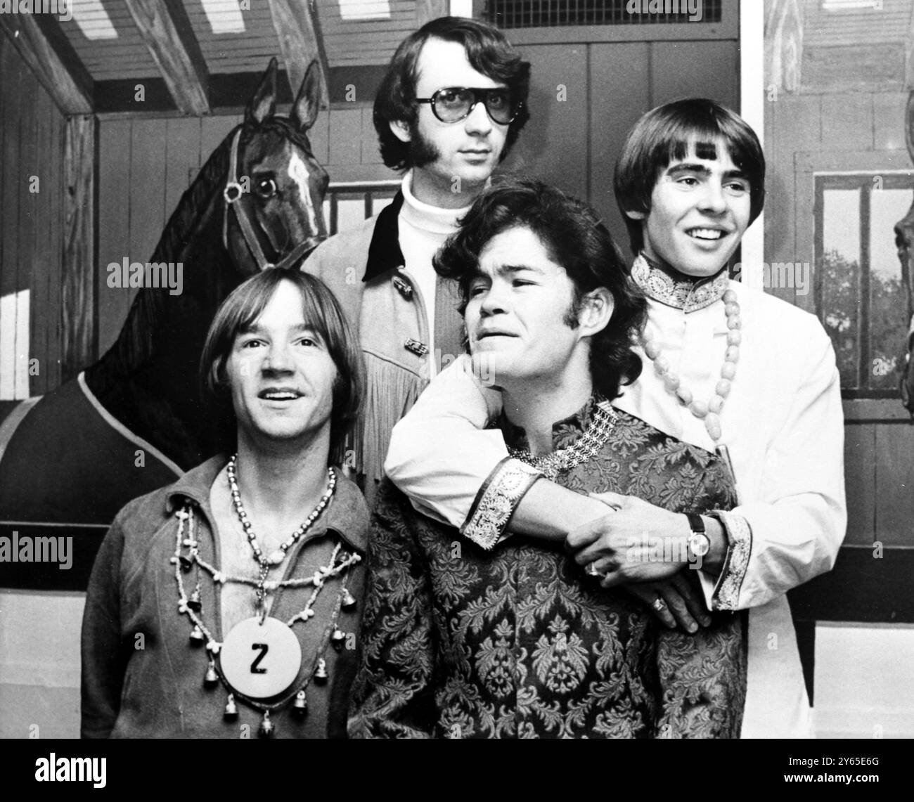 New York : les Monkees , pause pour un photographe dans un hôtel après leur arrivée ici le 6 juillet 1967 . De gauche à droite ils sont : Peter Tork , Mike Nesmith , Mickey Dolenz et Davy Jones . Banque D'Images