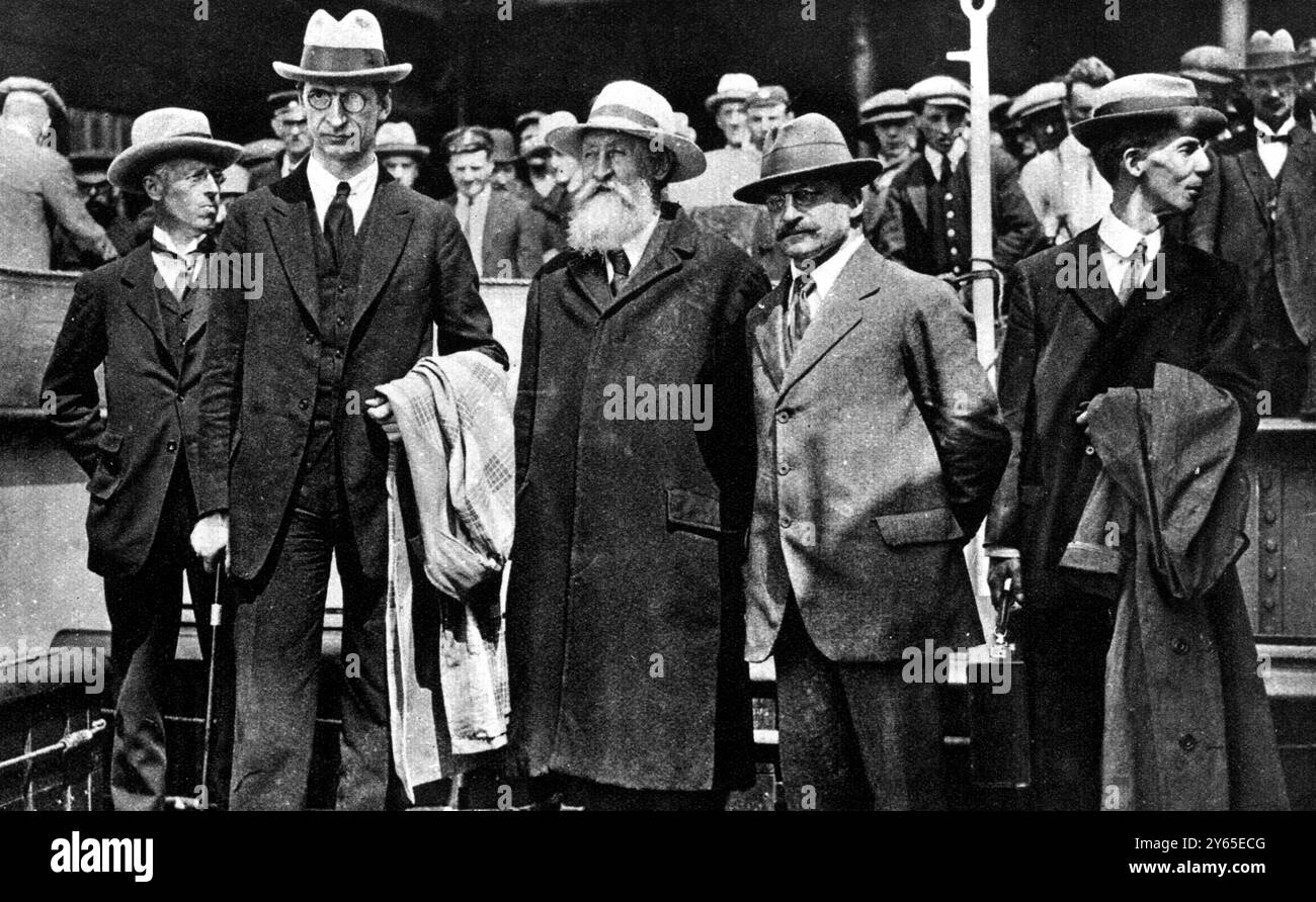 Avant la scission irlandaise (de gauche à droite) M. R. C. Barton M. Eamon de Valera , comte Plunkett , feu M. Arthur Griffith et feu M. Erskine Childers 2 décembre 1922 Banque D'Images