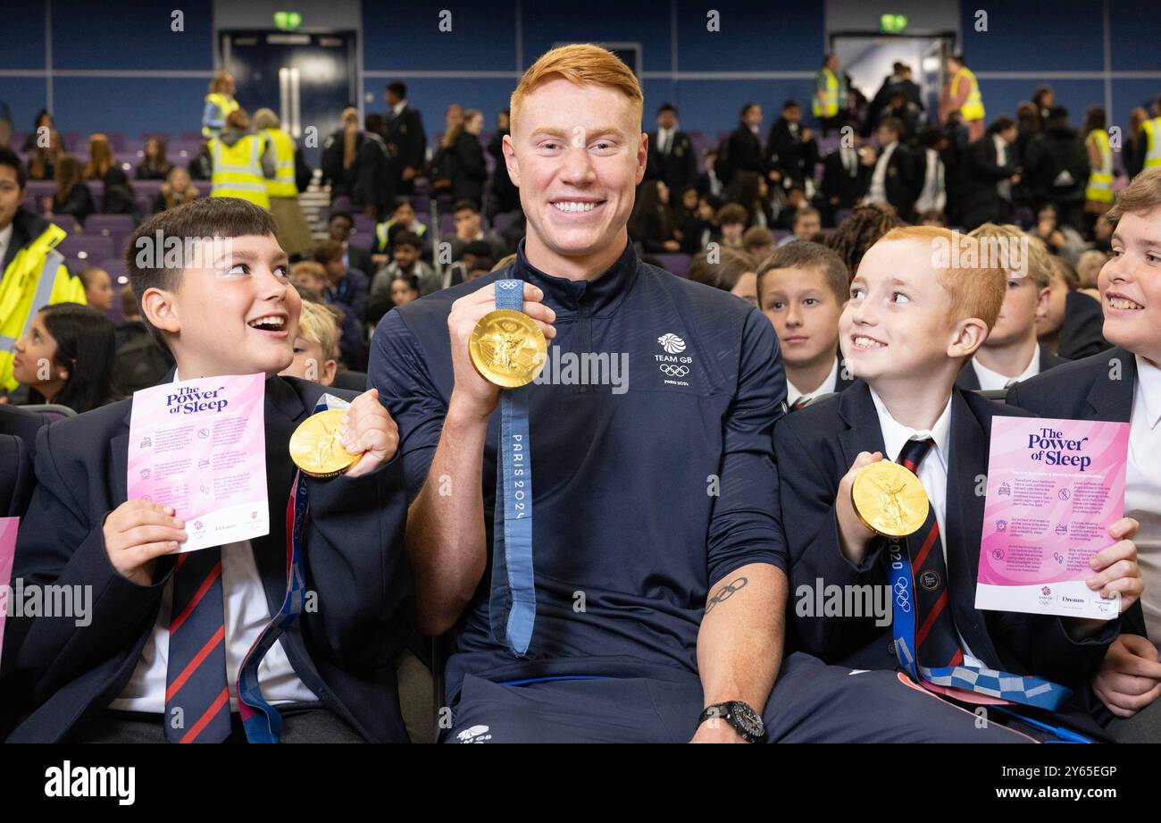 USAGE ÉDITORIAL SEULEMENT trois fois médaillé d'or olympique et concurrent de Strictly Come Dancing 2024, Tom Dean visite l'école Sir William Ramsay dans le Buckinghamshire dans le cadre d'une série de visites scolaires animées par Dreams. Date de la photo : mardi 24 septembre 2024. Banque D'Images