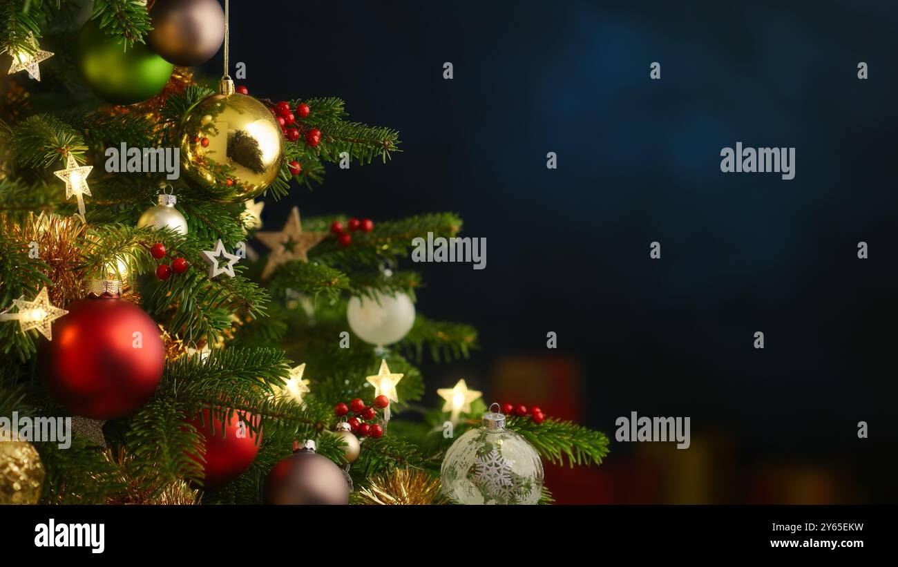 Sapin de Noël élégant festif décoré avec des ornements brillants, un gros plan sur fond bleu foncé comme espace de copie Banque D'Images