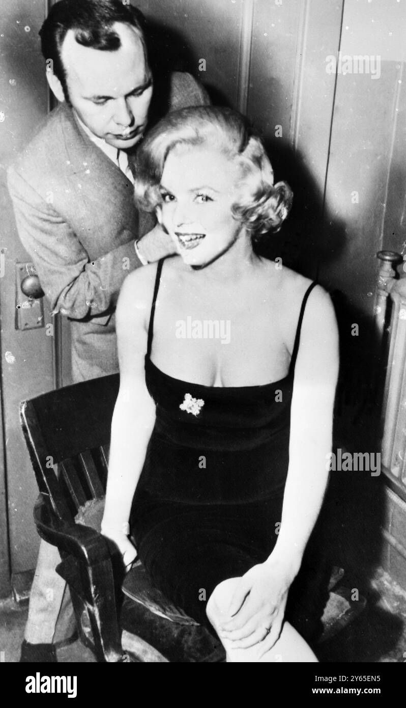 Marilyn Monroe a ses cheveux arrangés par le coiffeur Kenneth Batelle dans son dressing à Chicago. Elle est à Chicago pour aider à faire connaître son dernier film Some Like It Hot . 21 mars 1959 Banque D'Images