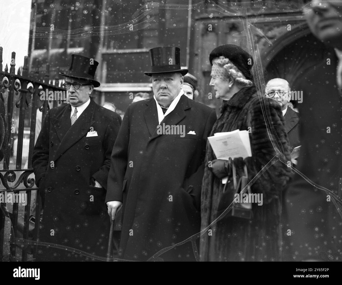 Service commémoratif de l'abbaye pour le général Smuts M. et Mme Winston Churchill photographiés quittant l'abbaye de Westminster après le service commémoratif tenu là pour le général Smute , dont la mort a privé l'Afrique du Sud de l'une des plus importantes dans la vie politique et publique . 26 septembre 1950 Banque D'Images