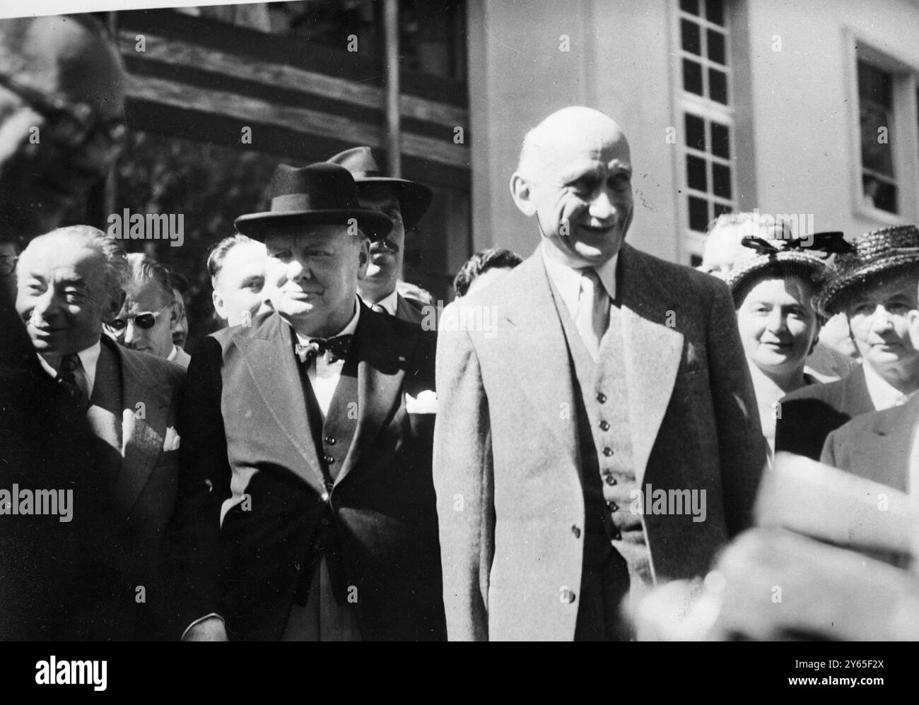 Churchill à Strasbourg photographié sur les marches du bâtiment de l'Union européenne , de gauche à droite , M. Paul Reynaud de France , M. Winston Churchill et M. Robert Schuman . 9 août 1950 Banque D'Images