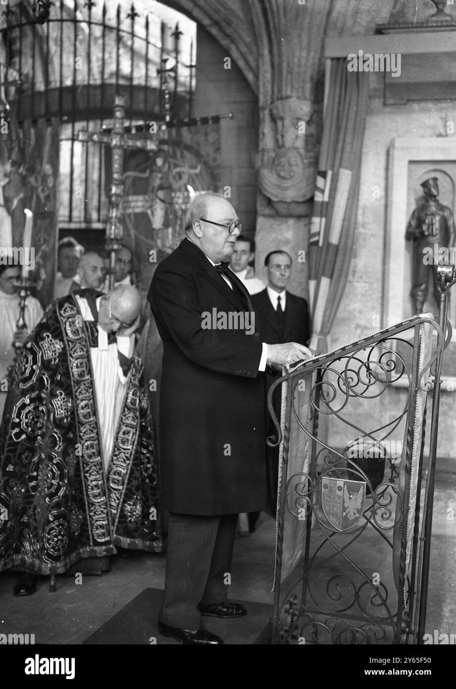 Churchill dévoile Abbey War Memorial Un mémorial à l'abbaye de Westminster , aux officiers et aux officiers de la branche sous-marine de la Royal Navy , qui ont perdu la vie dans les guerres de 1914-18 et 1939-45 , et à tous les rangs des Commandos et des forces aéroportées tués dans la guerre de 1939-45 a été dévoilé par M. Winston Churchill Britains leader de la guerre . Le mémorial se compose de trois figures de bronze , de trois pieds de haut , dessinées par M. Gilbert Ledward . Ils représentent un homme sous-marin à l'affût , un Commando avec un pistolet tommy prêt à l'action , et un parachutiste en équipement complet . Ils sont fixés sur bloc de pierre Banque D'Images